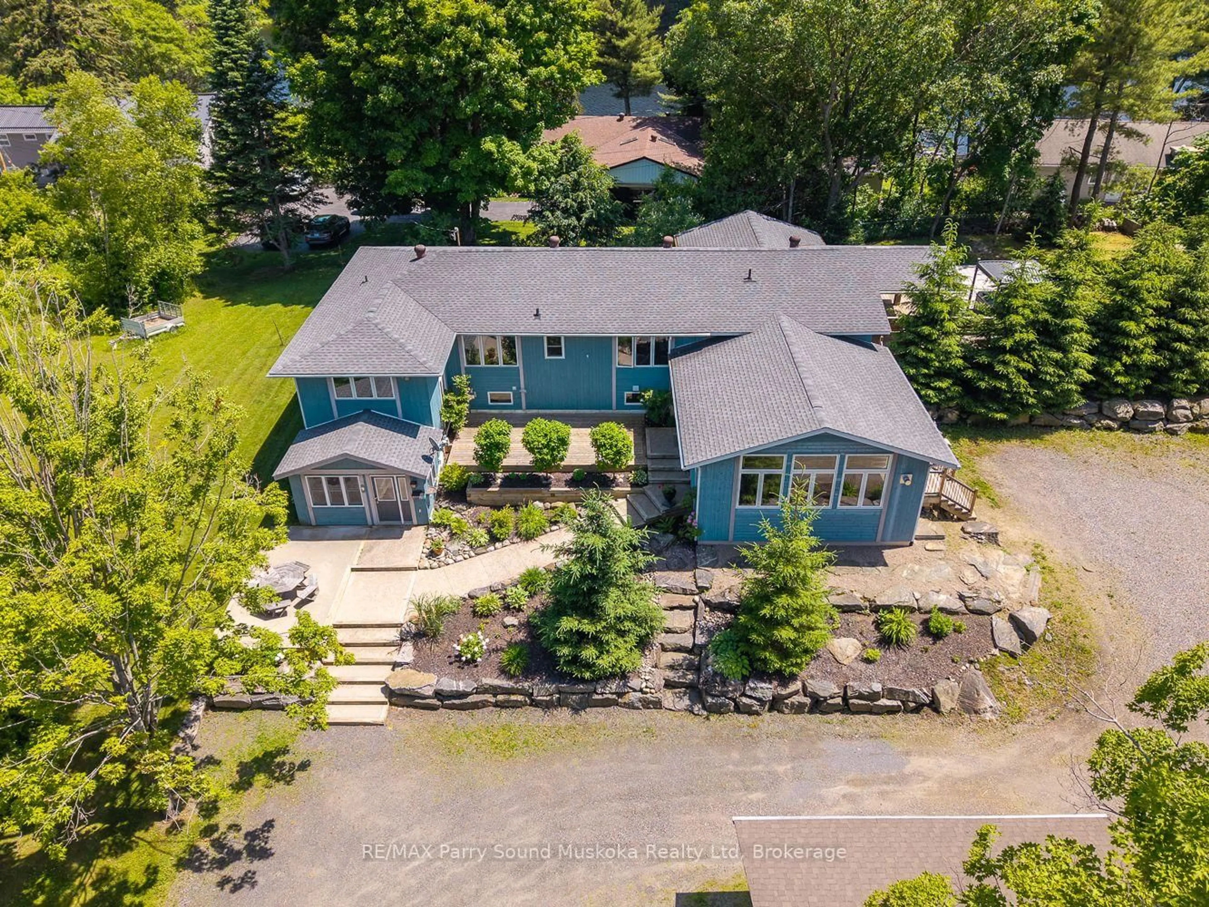 A pic from outside/outdoor area/front of a property/back of a property/a pic from drone, street for 9 Addie St, Parry Sound Ontario P2A 2J9