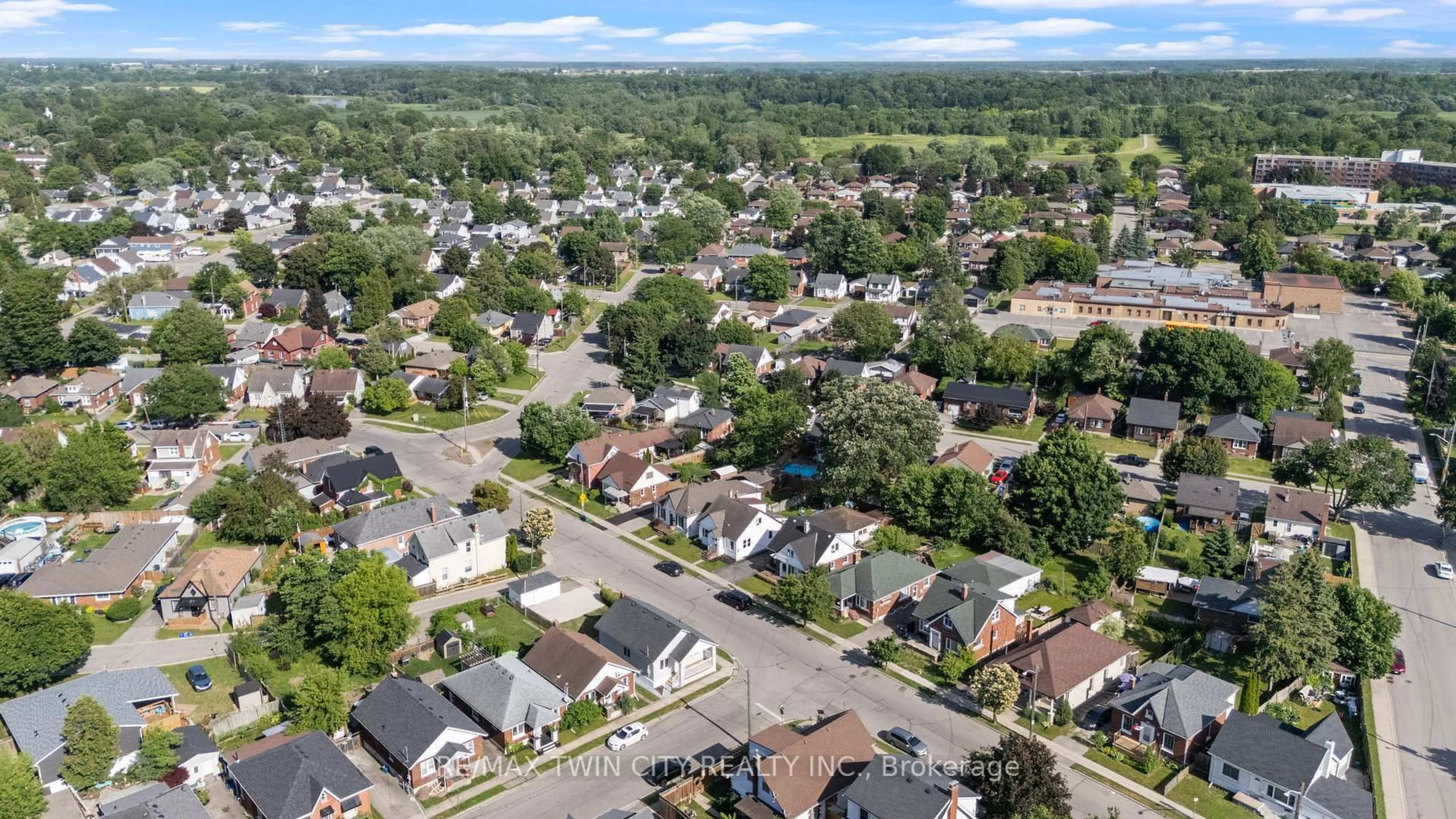 A pic from outside/outdoor area/front of a property/back of a property/a pic from drone, street for 90 Gordon St, Brantford Ontario N3S 2N4