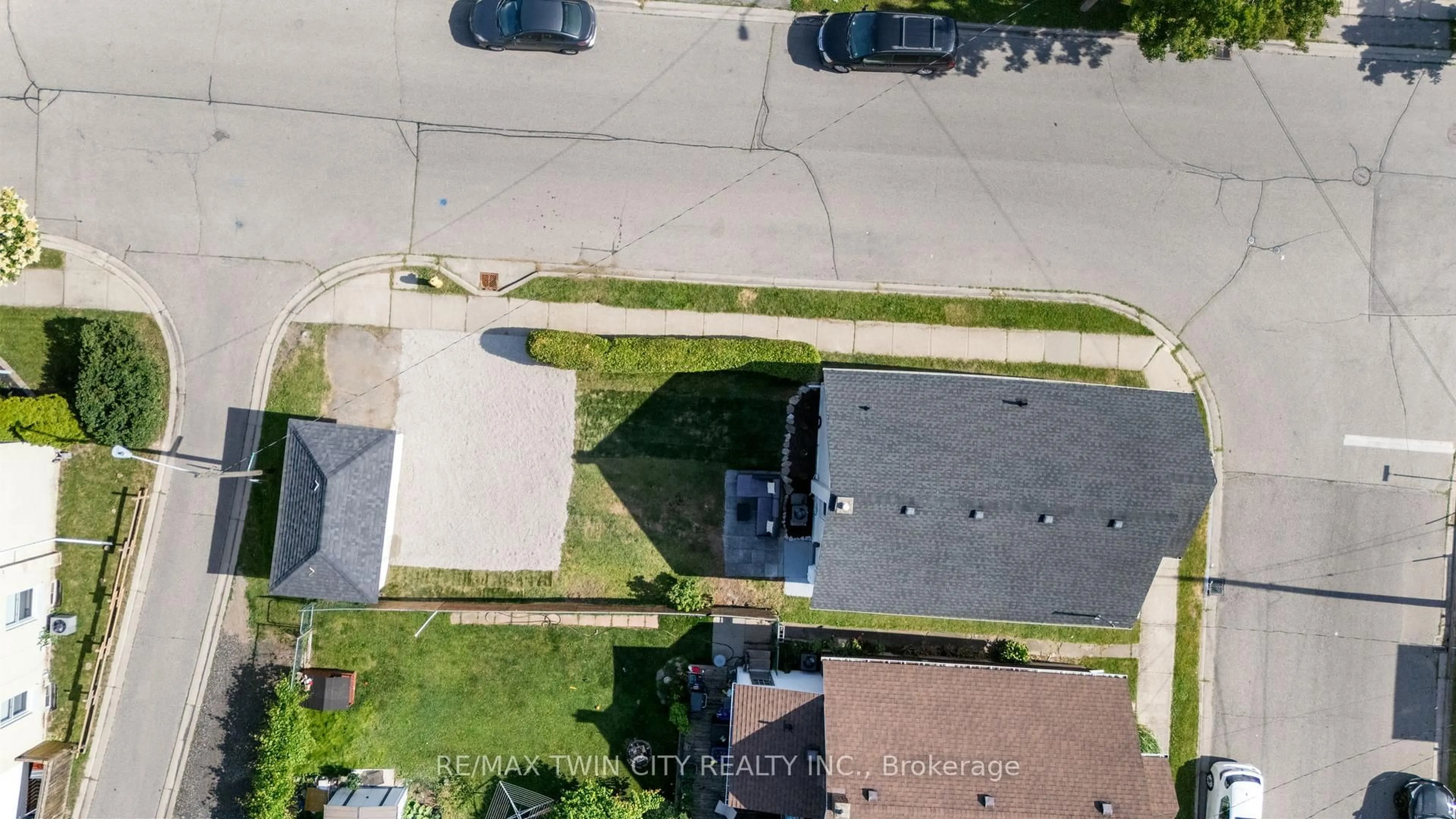 A pic from outside/outdoor area/front of a property/back of a property/a pic from drone, street for 90 Gordon St, Brantford Ontario N3S 2N4