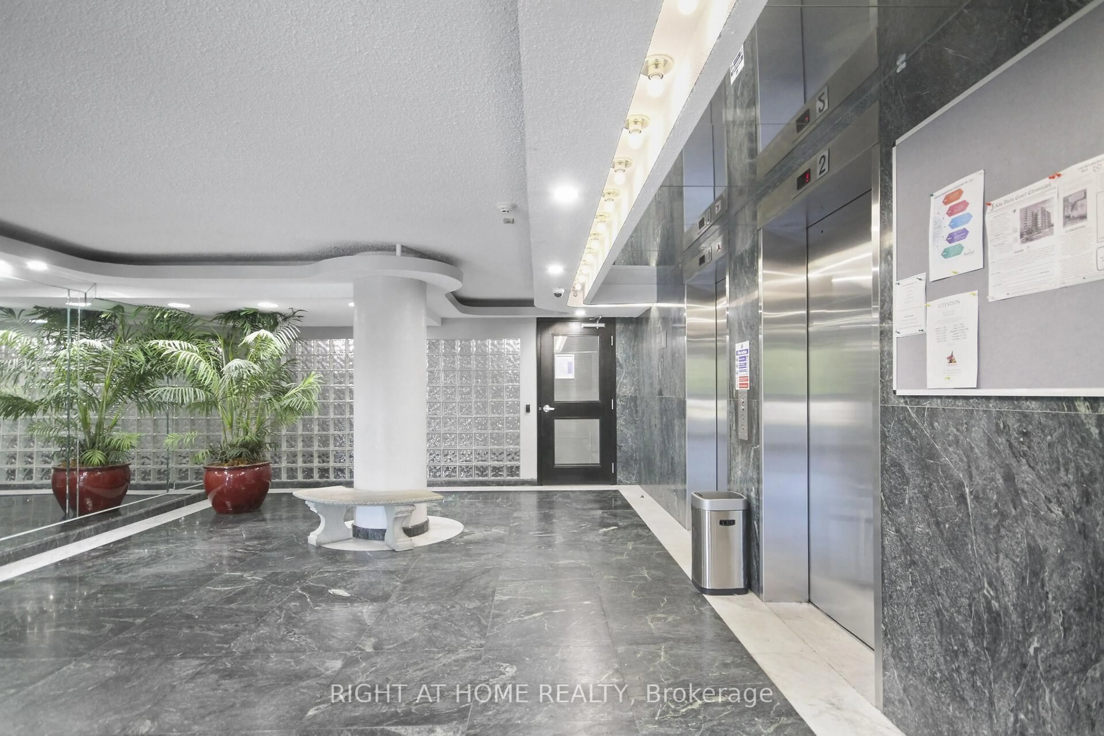 Indoor foyer for 1440 Heron Rd #1104, Ottawa Ontario K1V 0X2