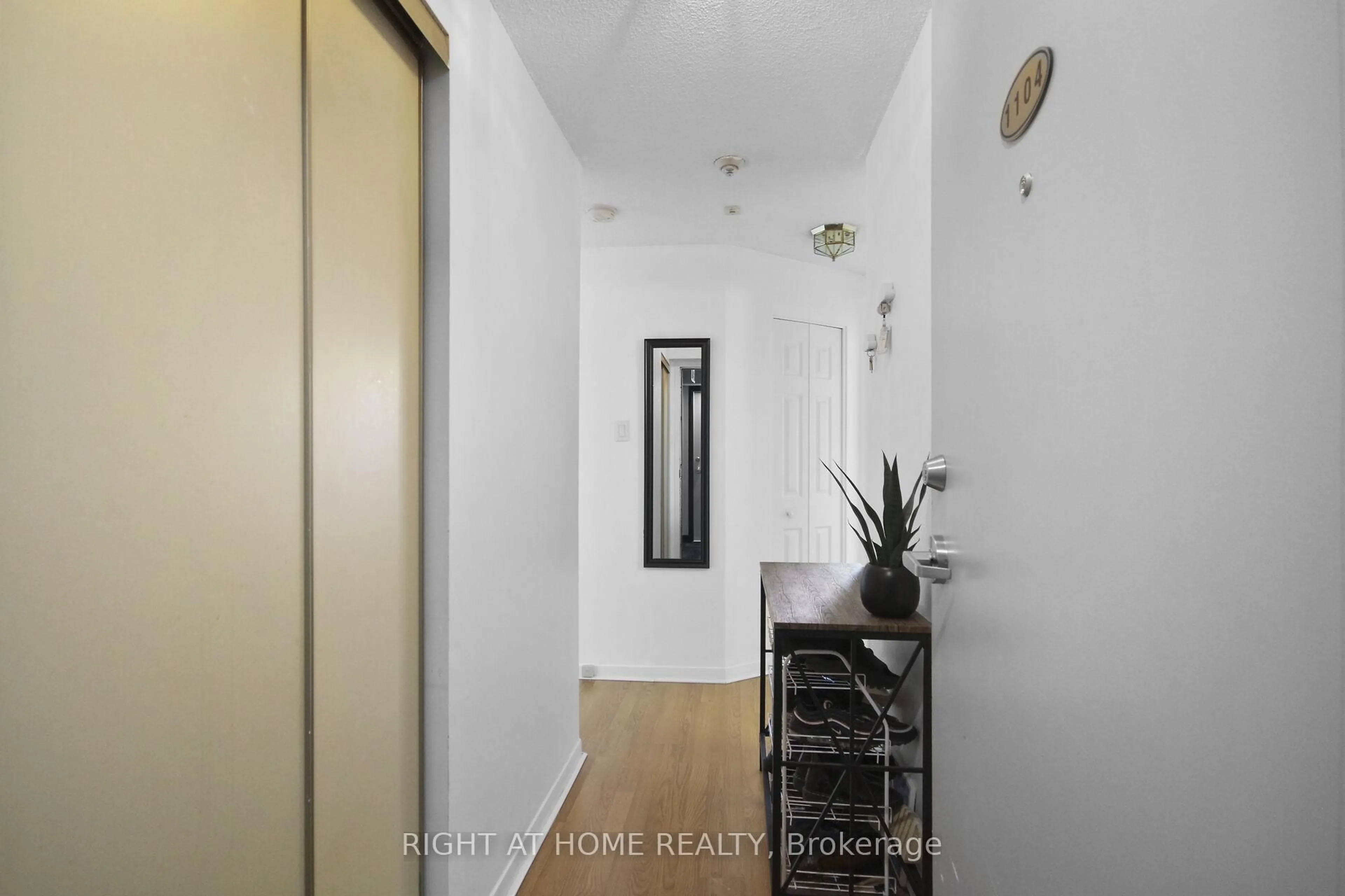 Indoor entryway for 1440 Heron Rd #1104, Ottawa Ontario K1V 0X2