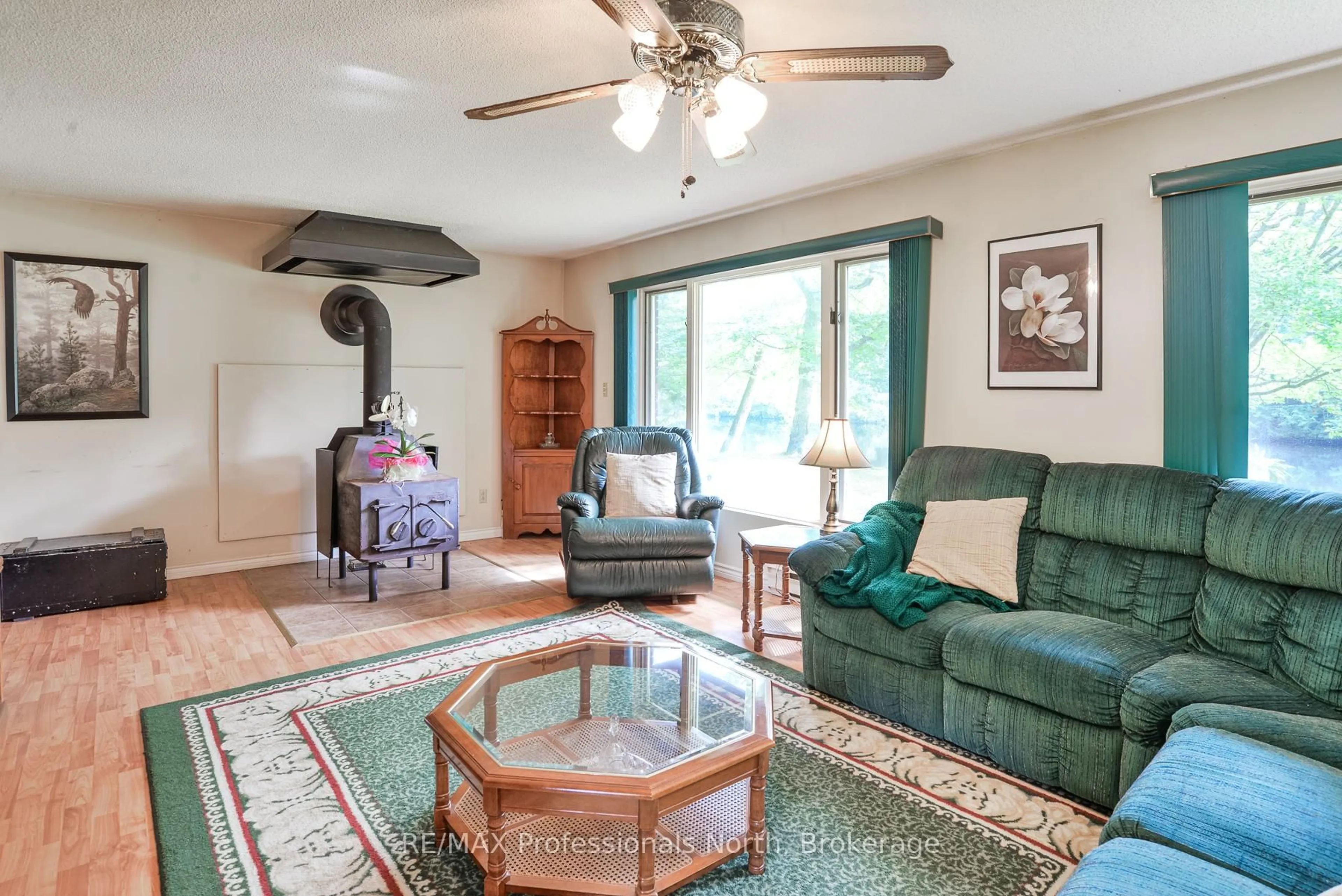 Living room with furniture, unknown for 1074 Holiday Park Dr, Bracebridge Ontario P1L 1W9