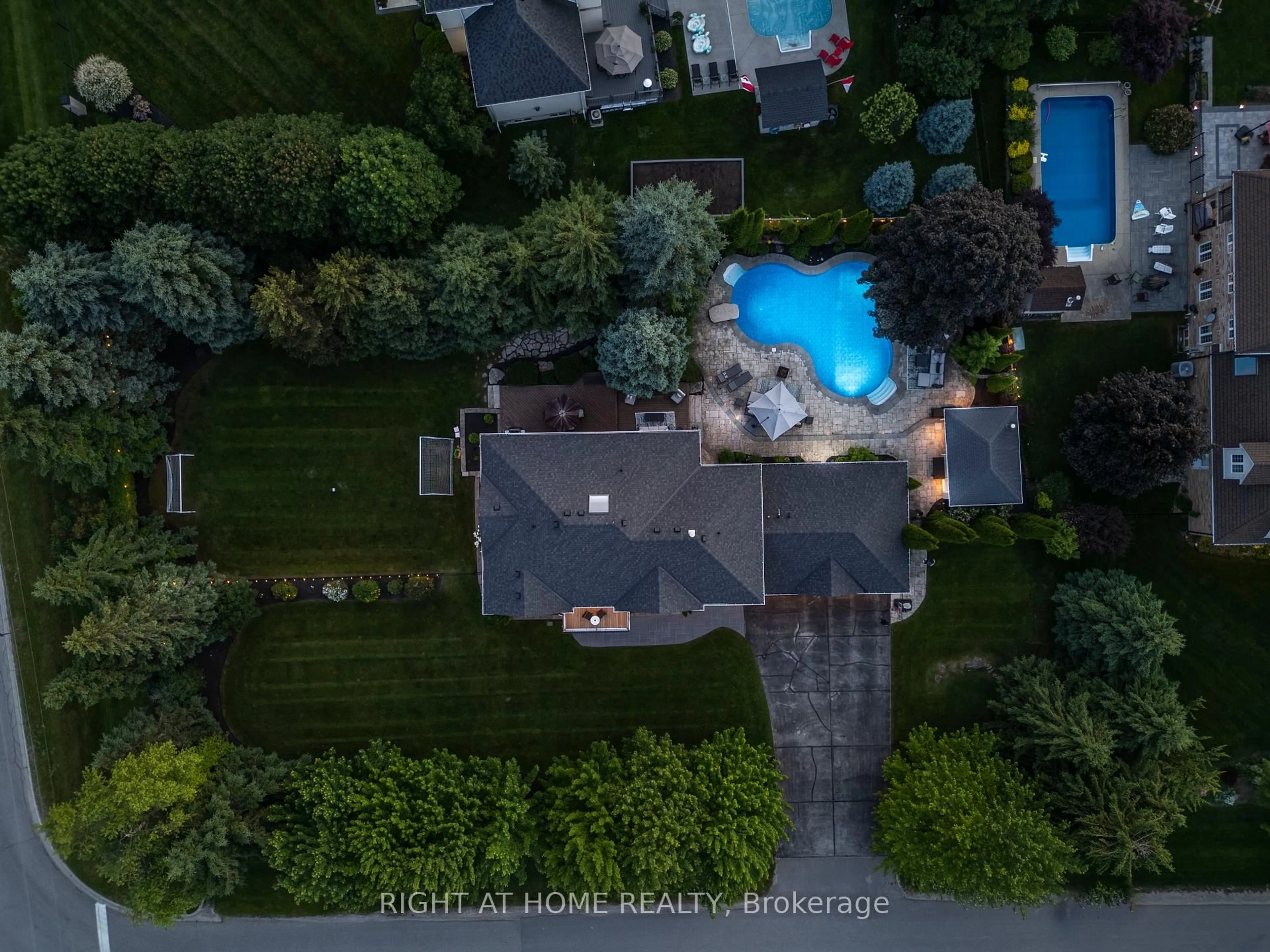 A pic from outside/outdoor area/front of a property/back of a property/a pic from drone, street for 1 Pineview Rd, Mono Ontario L9W 4A1