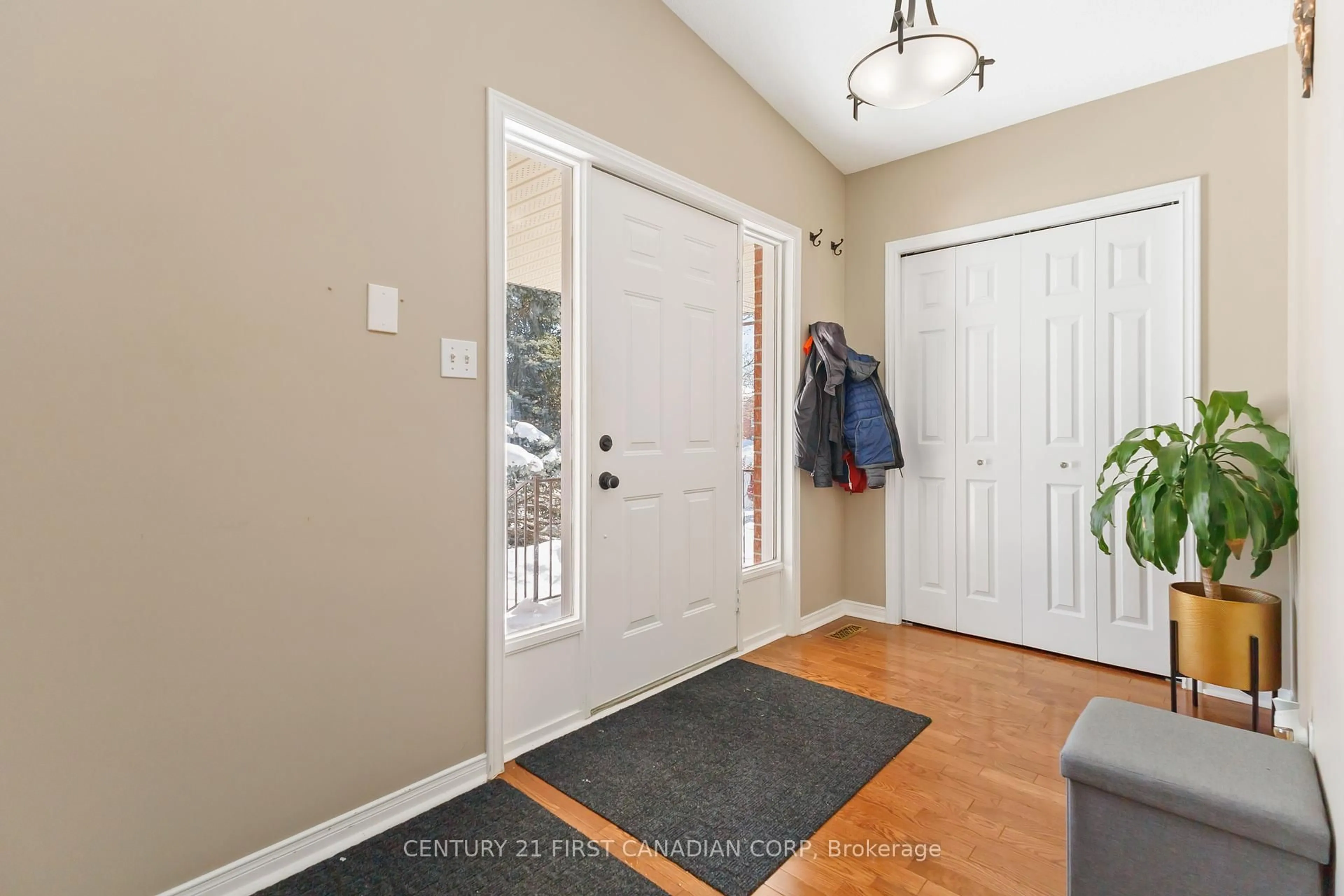 Indoor entryway for 256 WHITE SANDS Dr, London South Ontario N6M 1H9