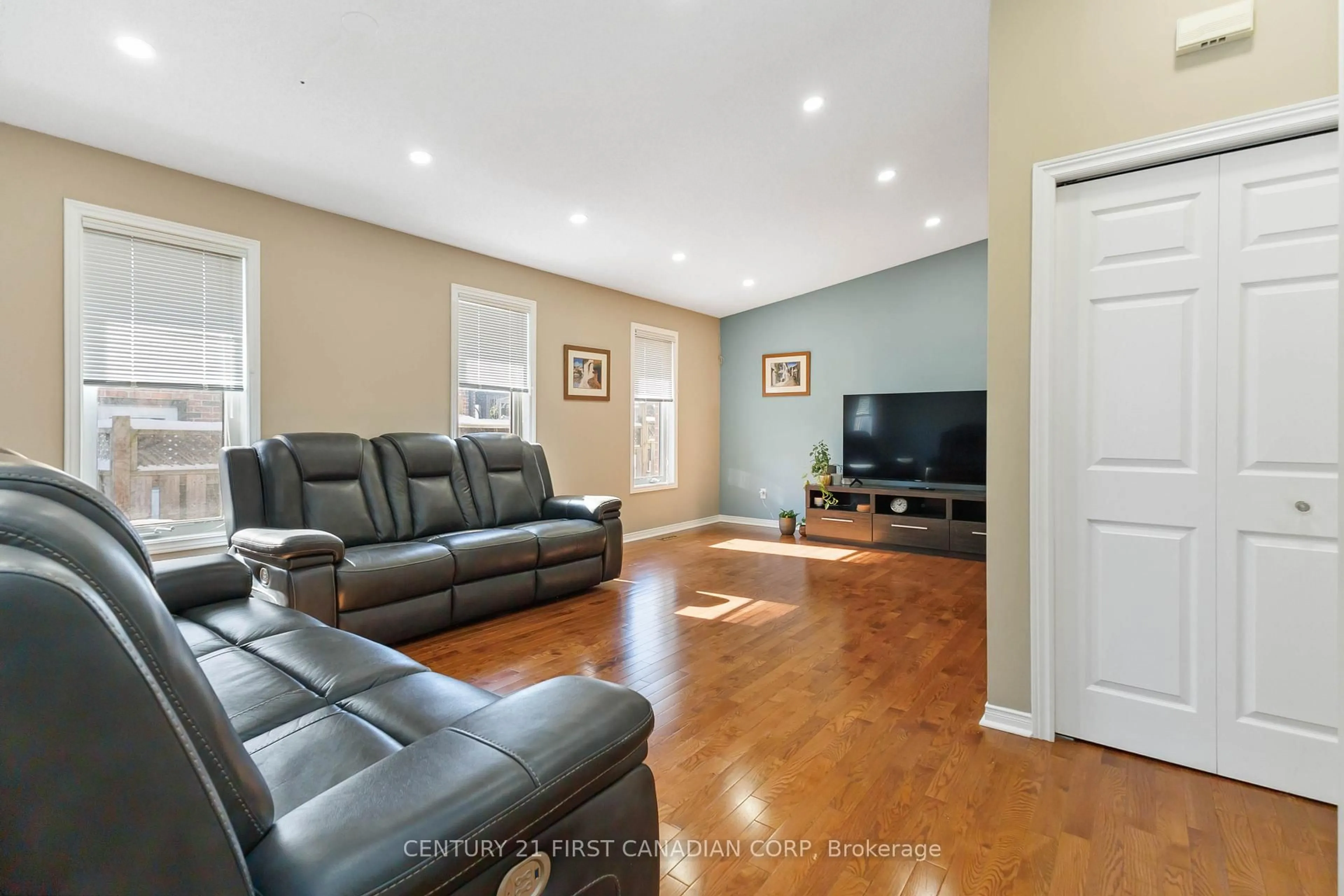 Living room with furniture, unknown for 256 WHITE SANDS Dr, London South Ontario N6M 1H9