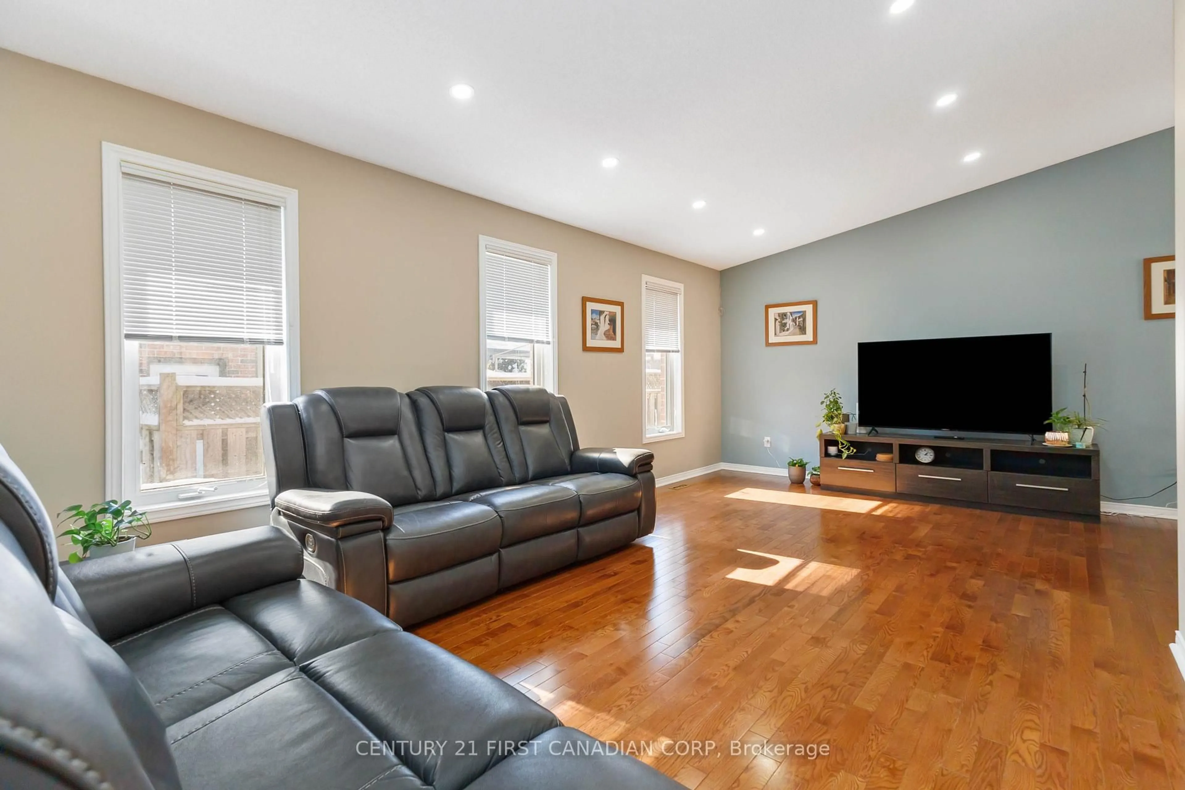 Living room with furniture, unknown for 256 WHITE SANDS Dr, London South Ontario N6M 1H9