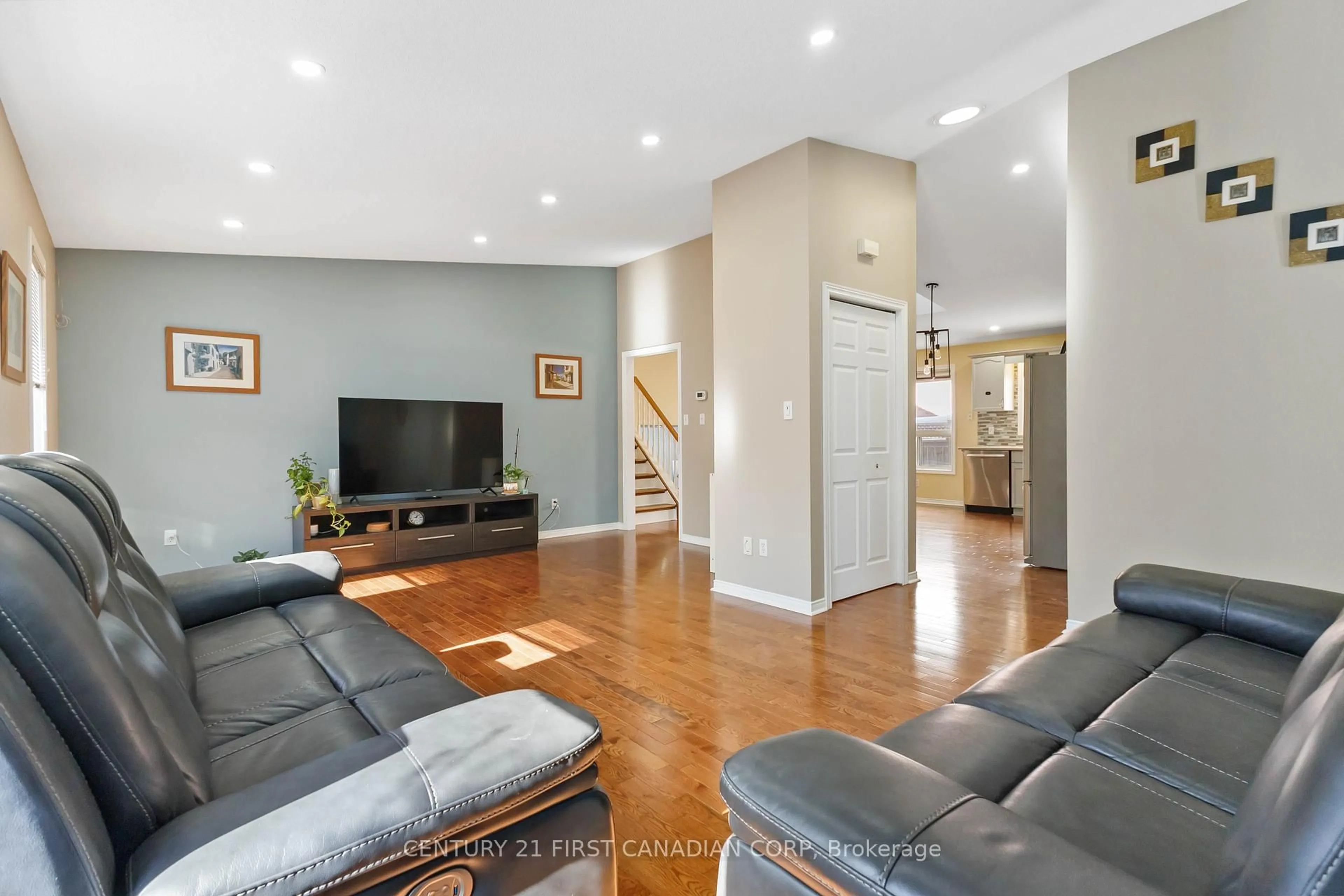 Living room with furniture, unknown for 256 WHITE SANDS Dr, London South Ontario N6M 1H9
