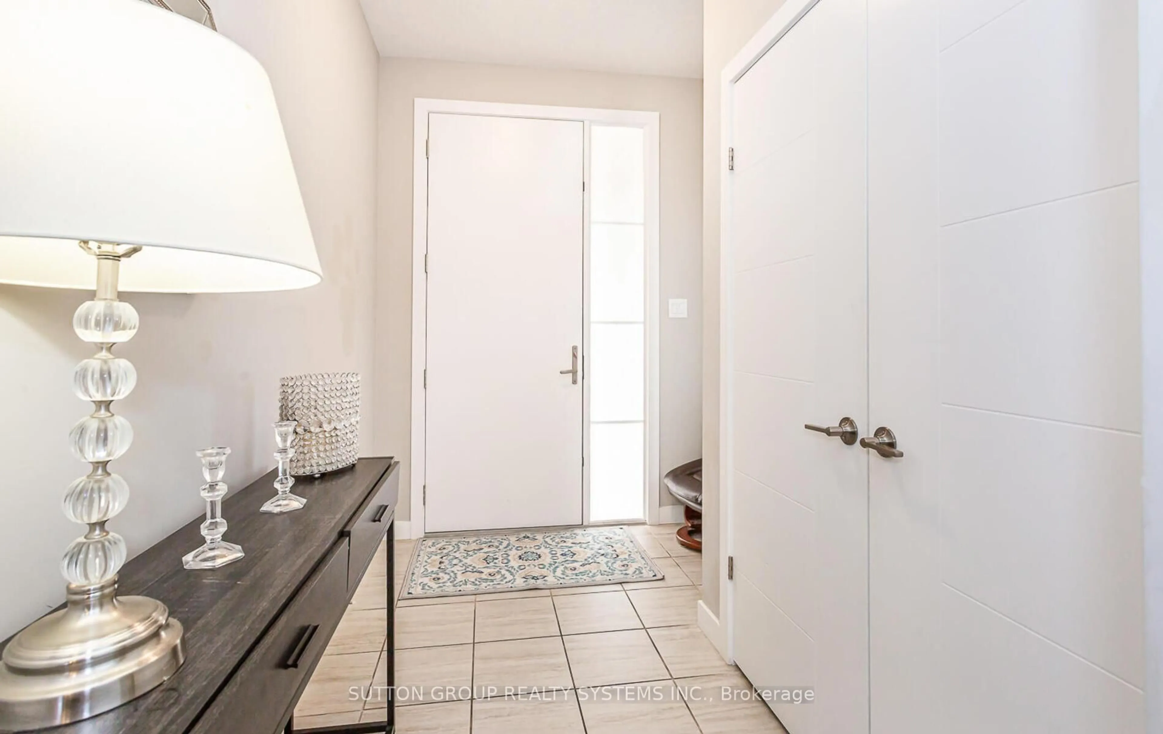 Indoor entryway for 917 Robert Ferrie Dr, Kitchener Ontario N2R 0P2