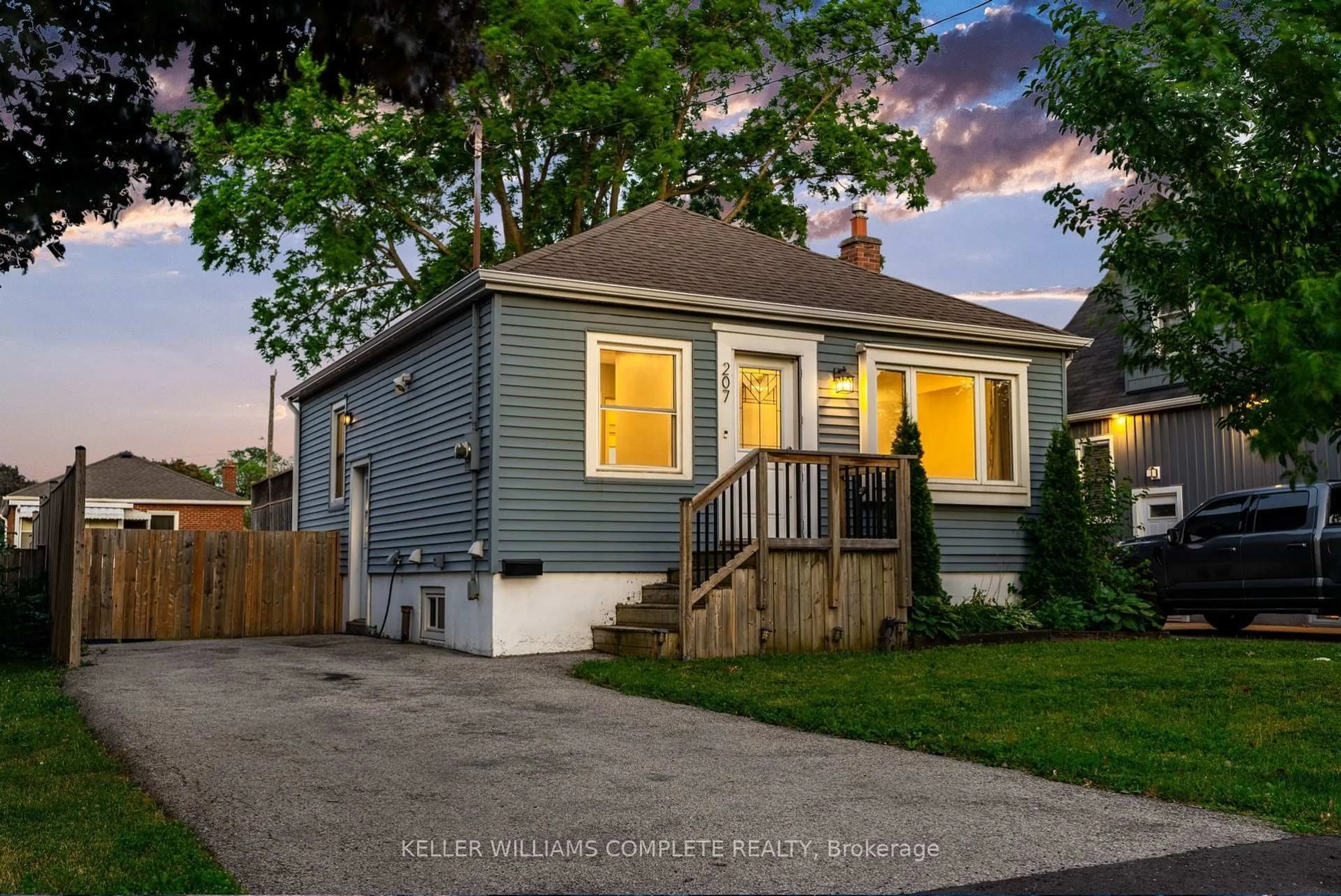 Unknown for 207 East 33rd St, Hamilton Ontario L8V 3T7