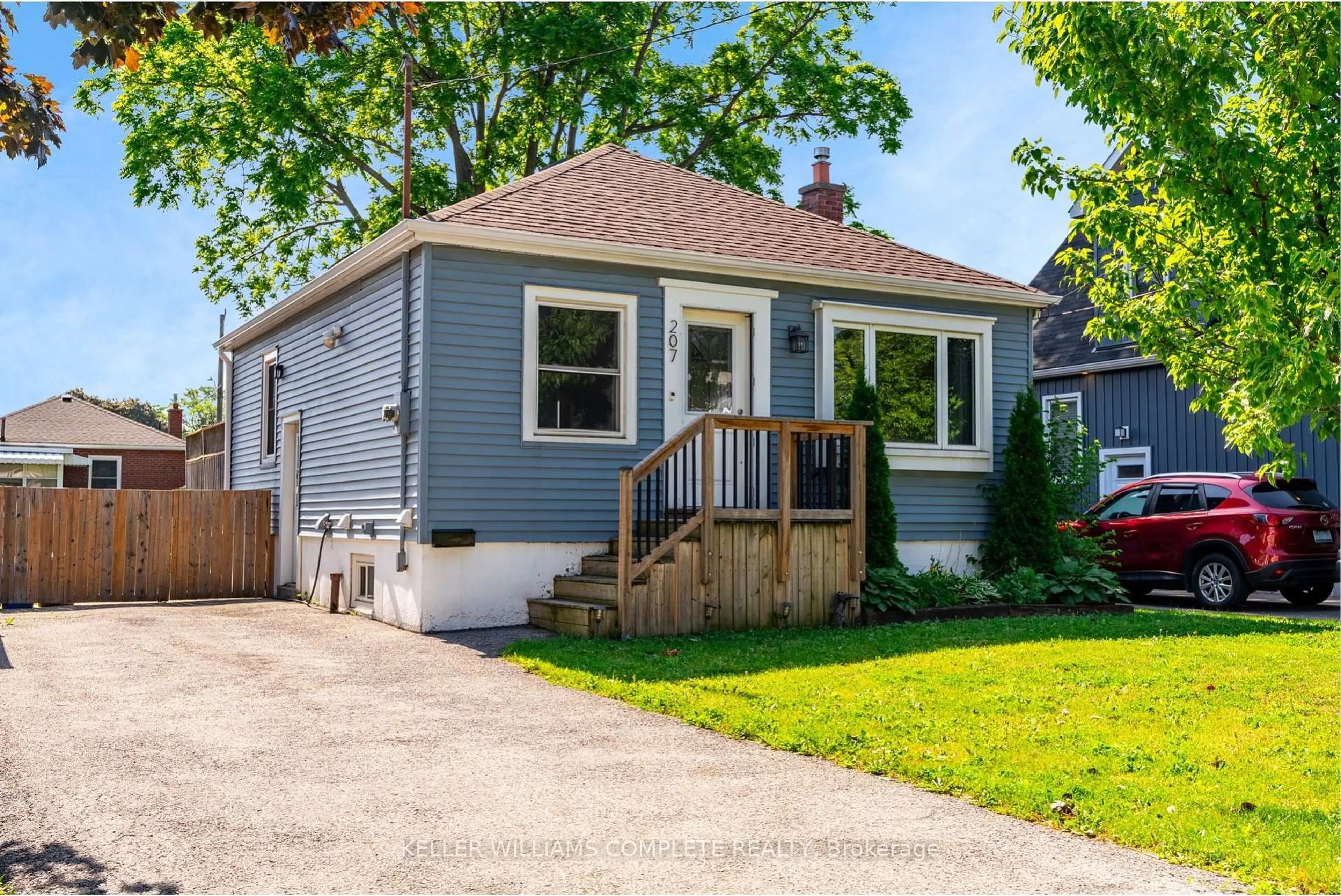Home with vinyl exterior material, street for 207 East 33rd St, Hamilton Ontario L8V 3T7