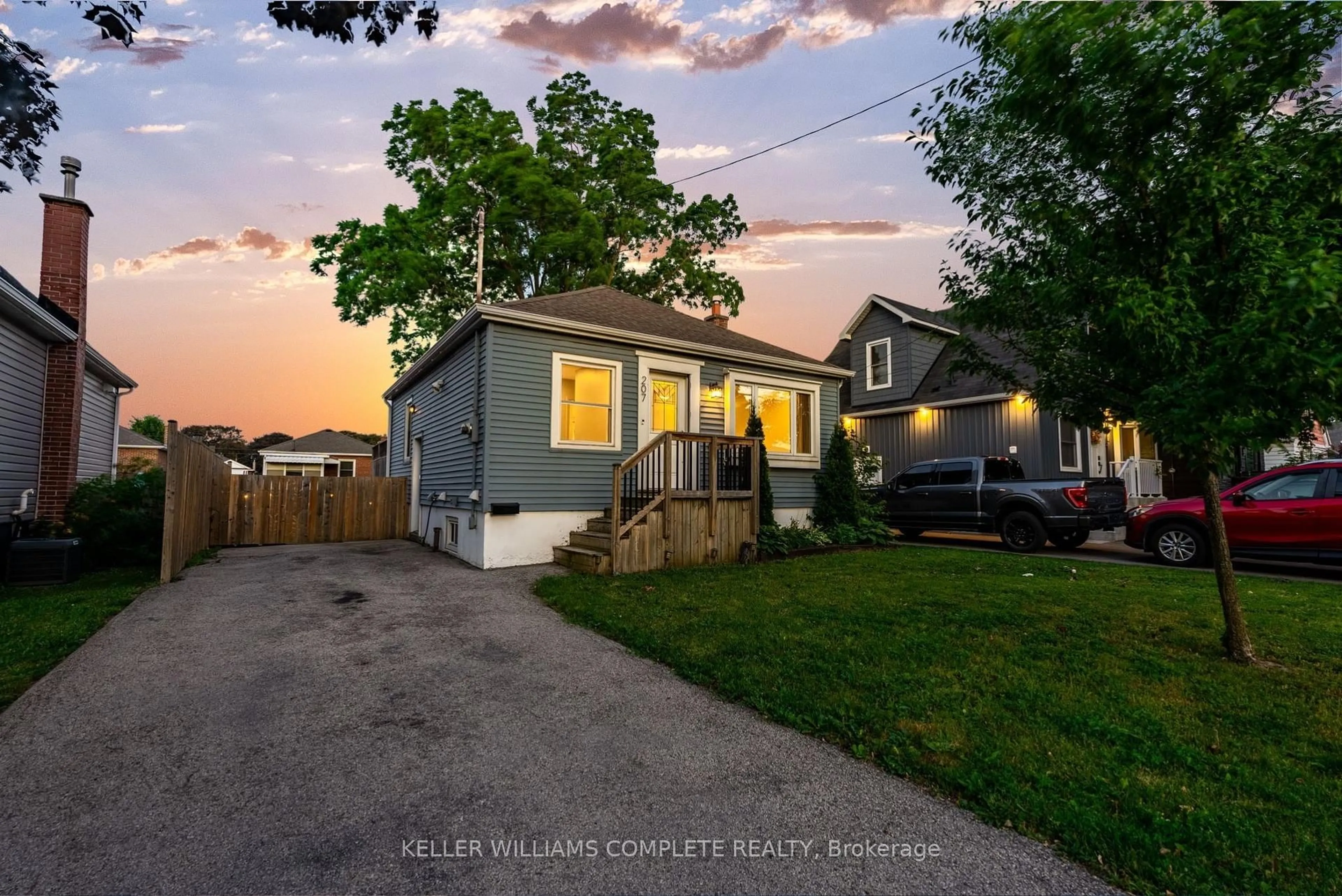 A pic from outside/outdoor area/front of a property/back of a property/a pic from drone, street for 207 East 33rd St, Hamilton Ontario L8V 3T7