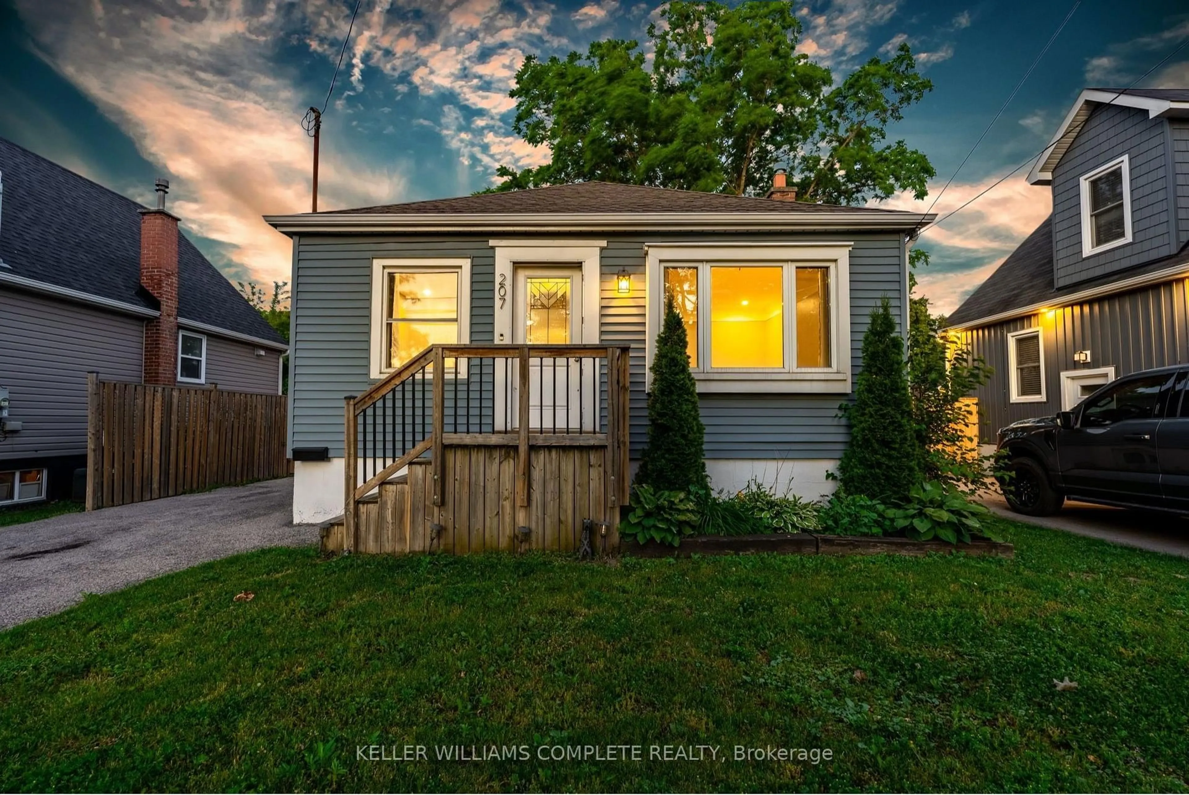 Home with vinyl exterior material, street for 207 East 33rd St, Hamilton Ontario L8V 3T7