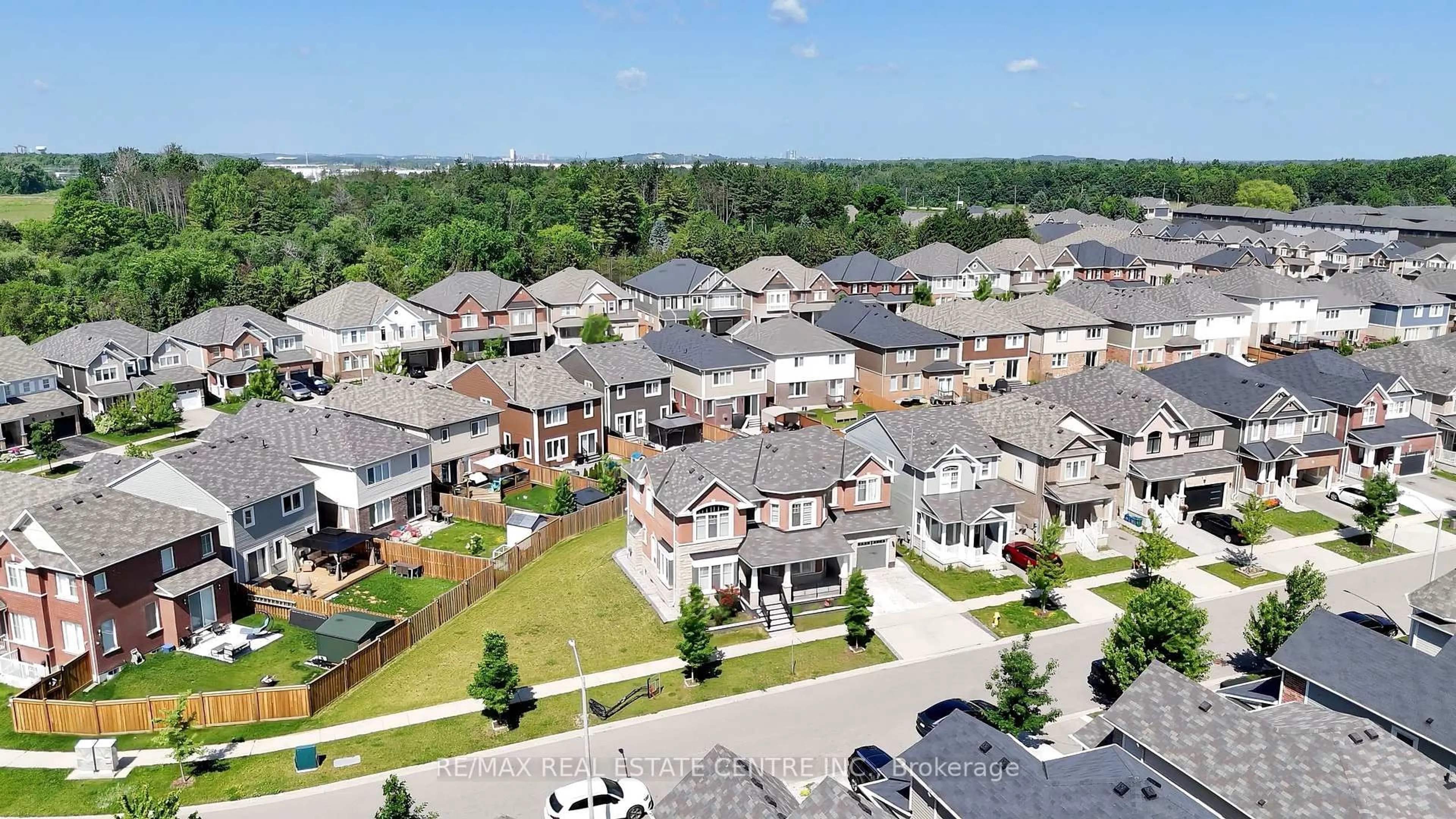 A pic from outside/outdoor area/front of a property/back of a property/a pic from drone, unknown for 24 Pickett Pl, Cambridge Ontario N3E 0B7