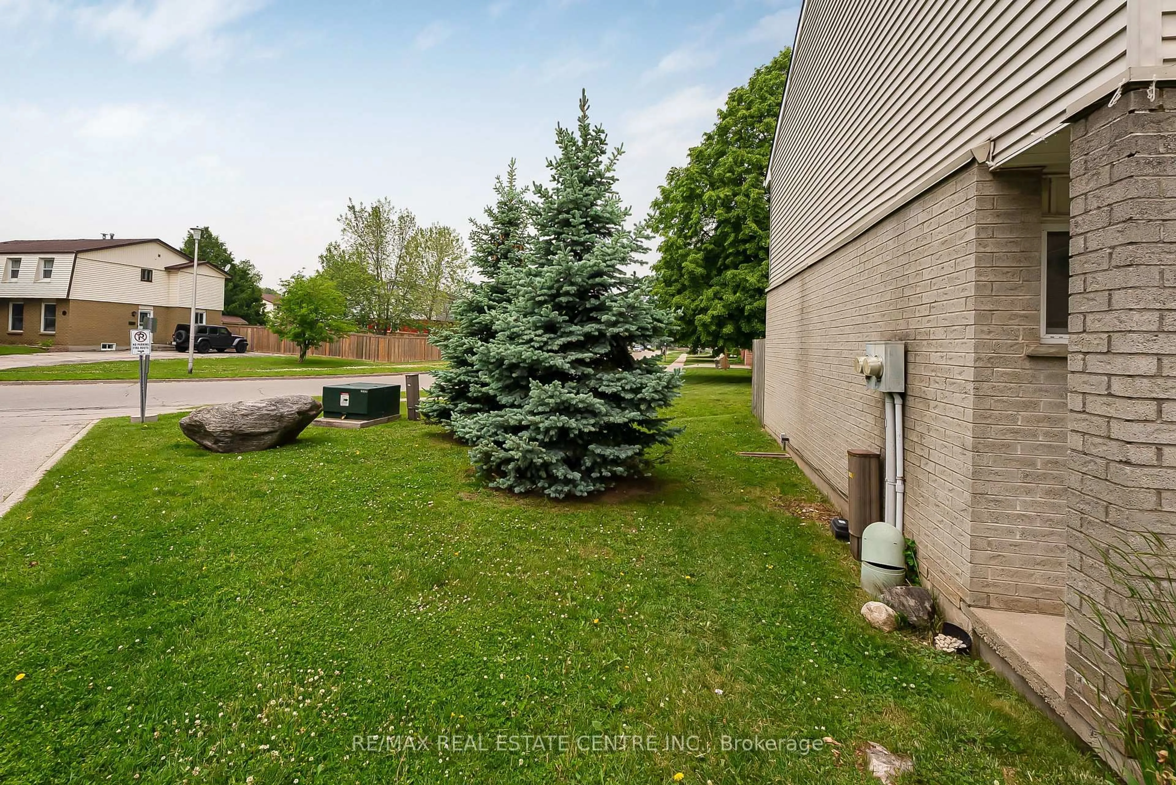 Patio, unknown for 125 Sekura Cres #1, Cambridge Ontario N1R 8B4