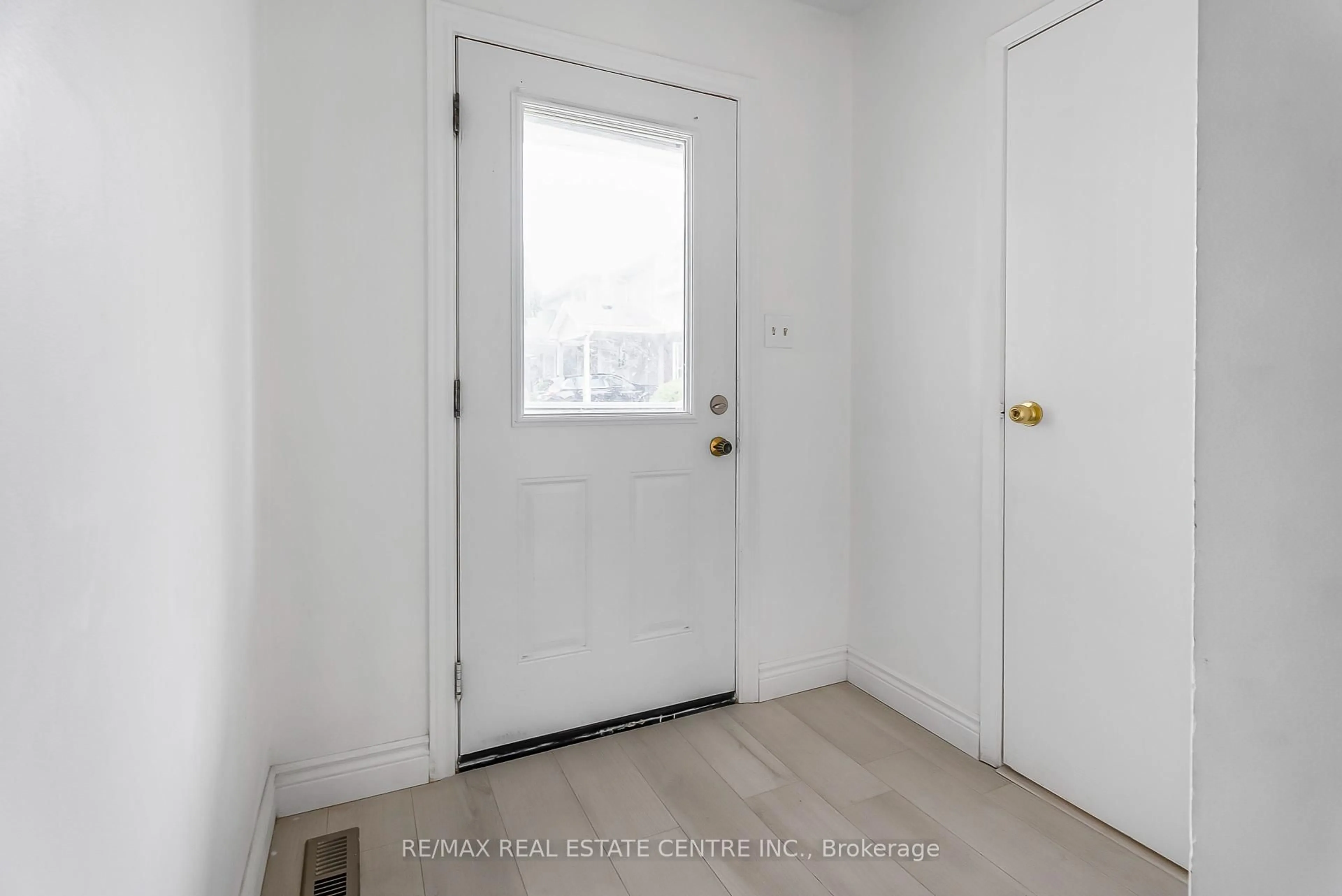 Indoor entryway for 125 Sekura Cres #1, Cambridge Ontario N1R 8B4