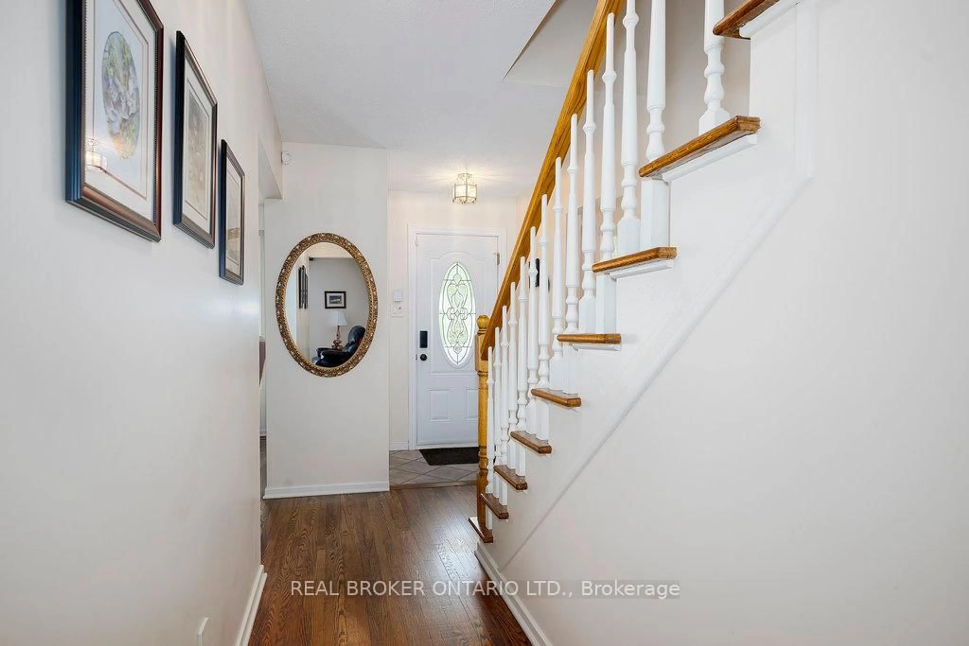 Indoor entryway for 31 Oakhurst Cres, Ottawa Ontario K1B 4A5