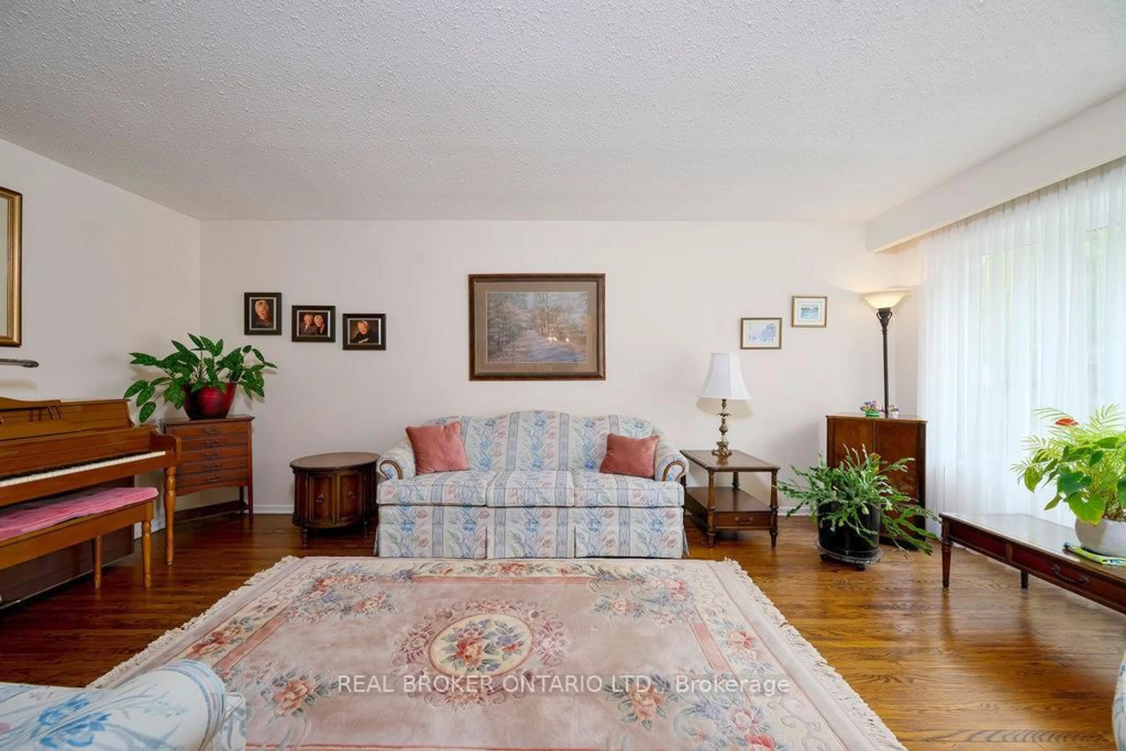 Living room with furniture, unknown for 31 Oakhurst Cres, Ottawa Ontario K1B 4A5