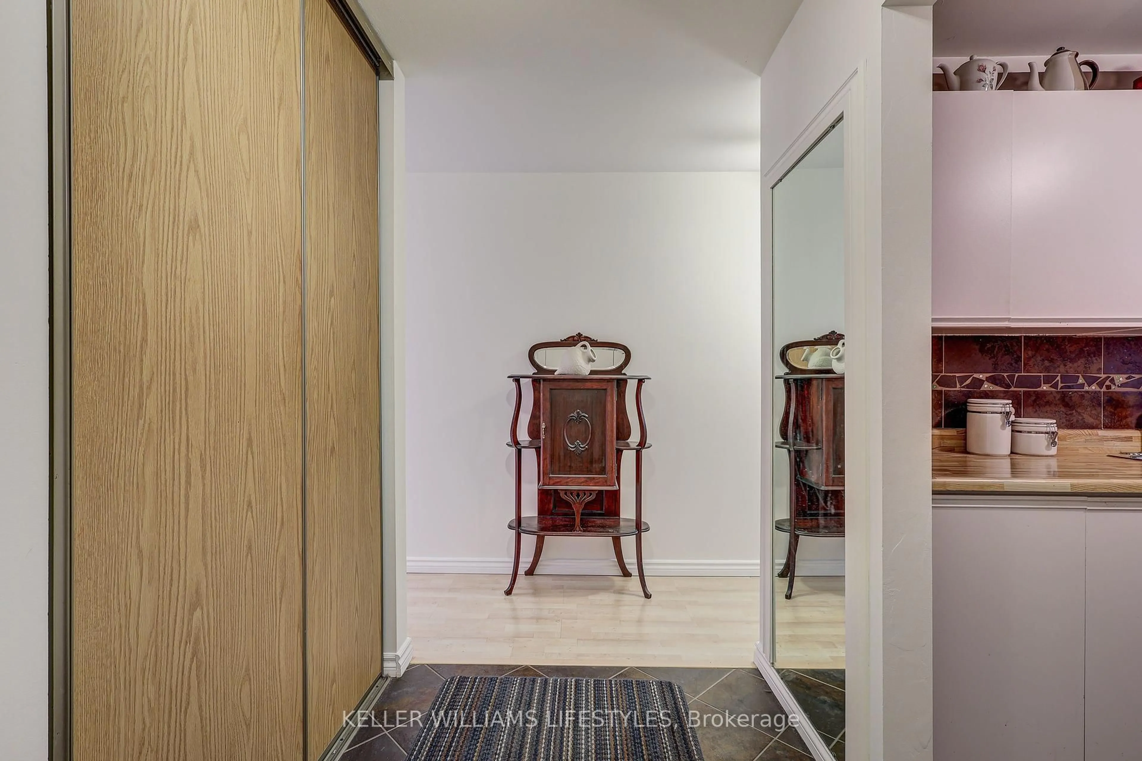 Indoor foyer for 2228 Trafalgar St #307, London East Ontario N5V 4J8