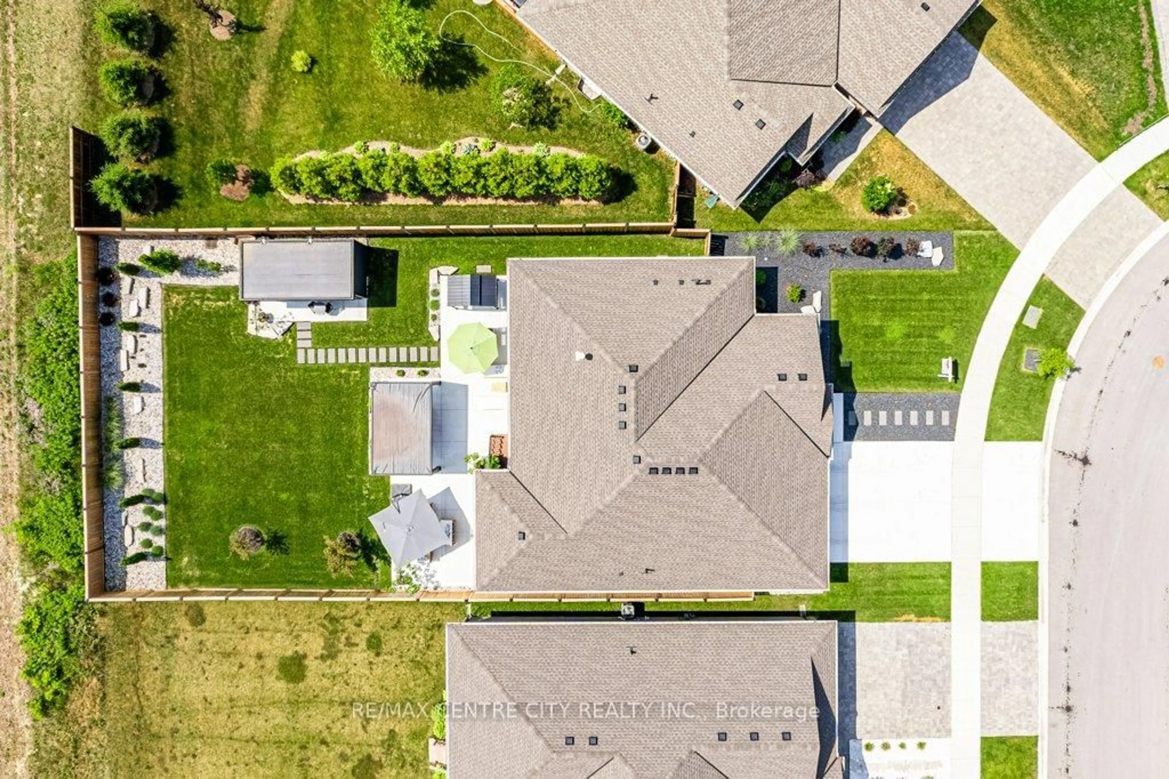 A pic from outside/outdoor area/front of a property/back of a property/a pic from drone, street for 2029 Lockwood Cres, Strathroy-Caradoc Ontario N0L 1W0