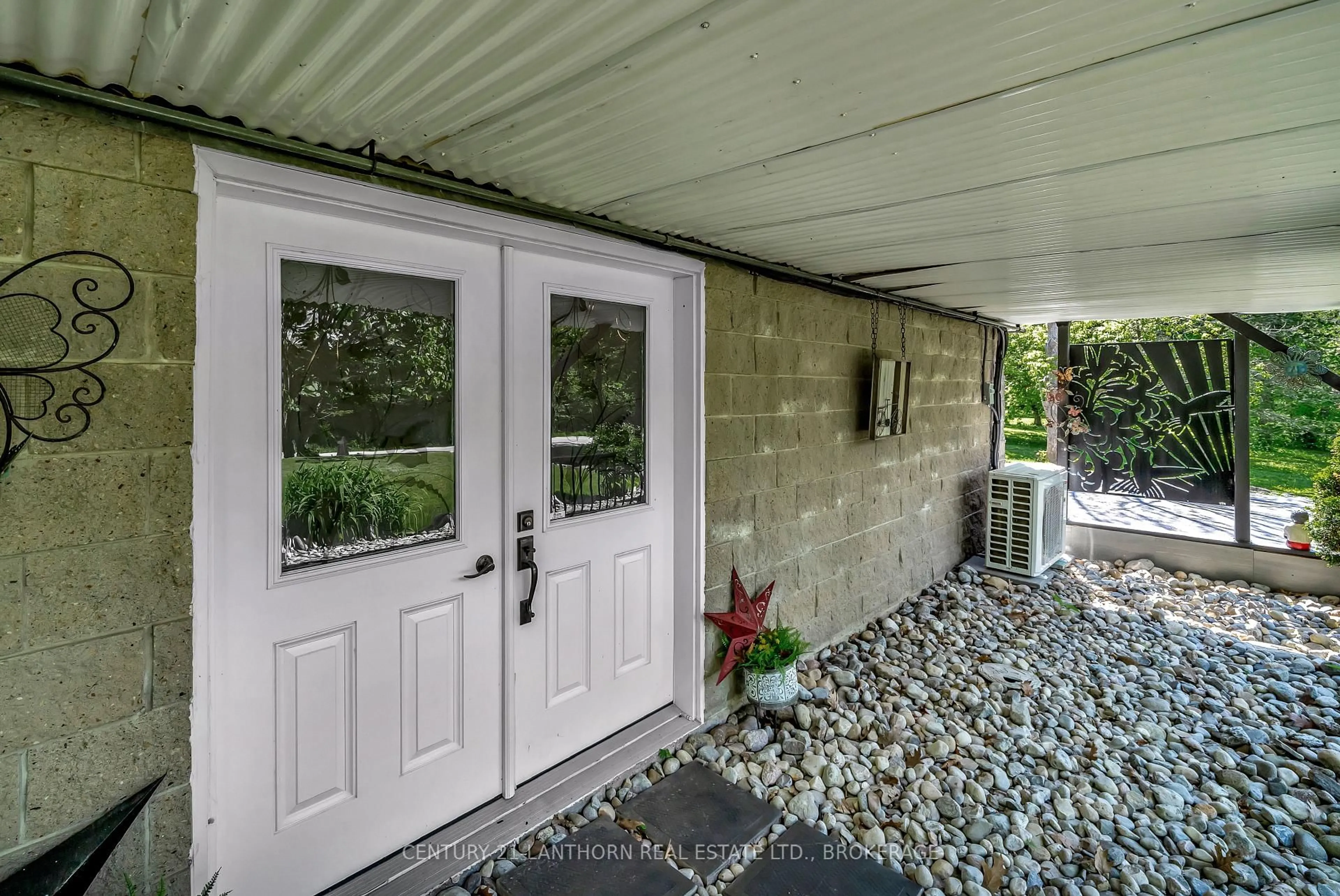 Indoor entryway for 11807 LOYALIST Pkwy, Prince Edward County Ontario K0K 2T0