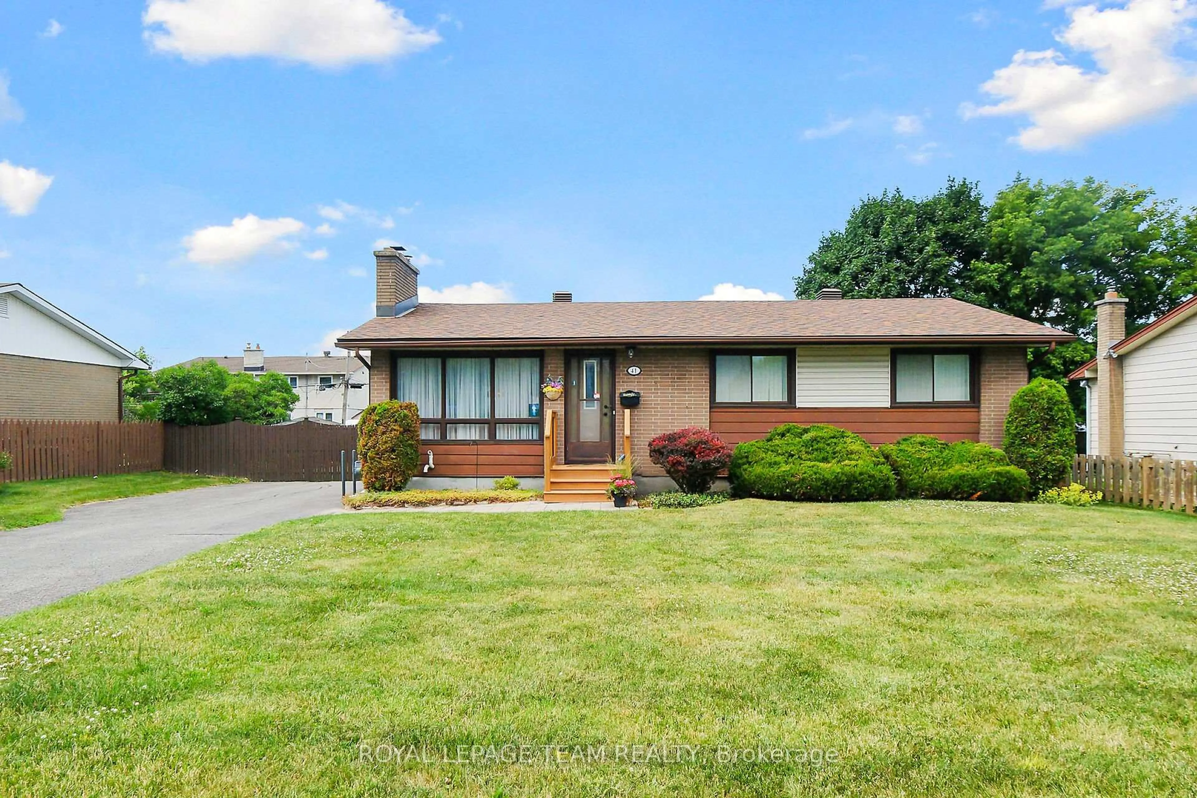 Home with vinyl exterior material, street for 41 Viewmount Dr, Ottawa Ontario K2G 3C4