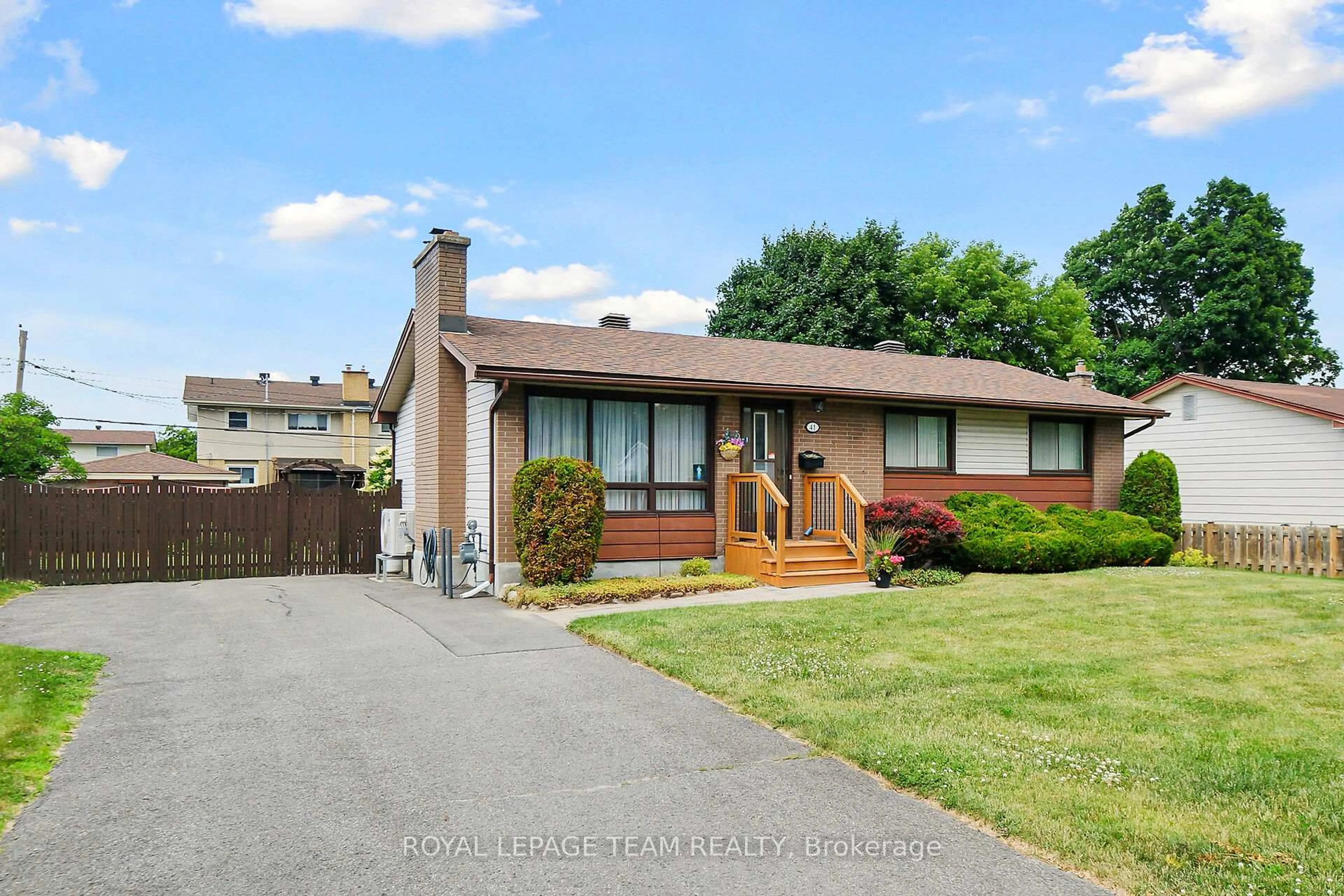Home with vinyl exterior material, street for 41 Viewmount Dr, Ottawa Ontario K2G 3C4
