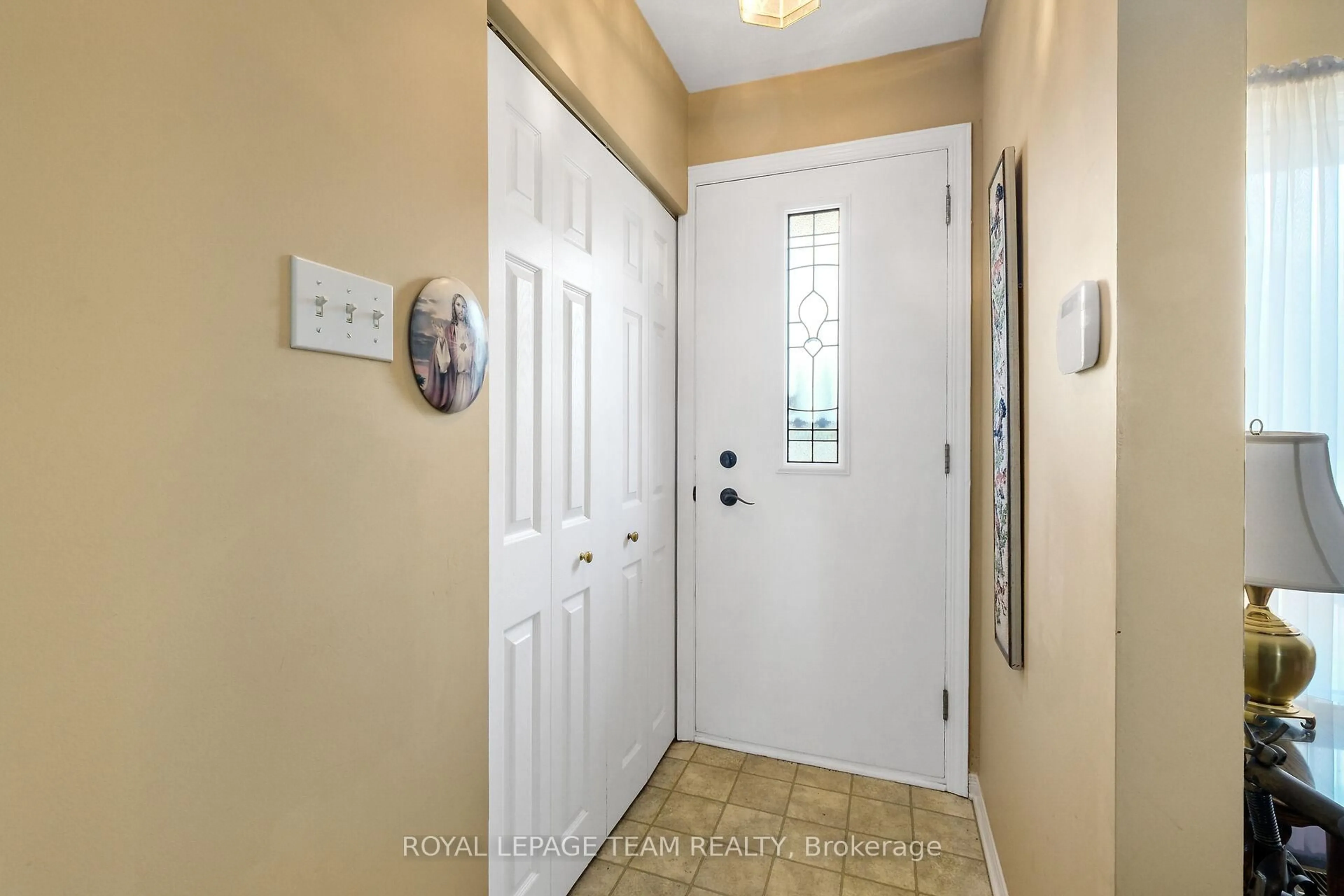 Indoor entryway for 41 Viewmount Dr, Ottawa Ontario K2G 3C4