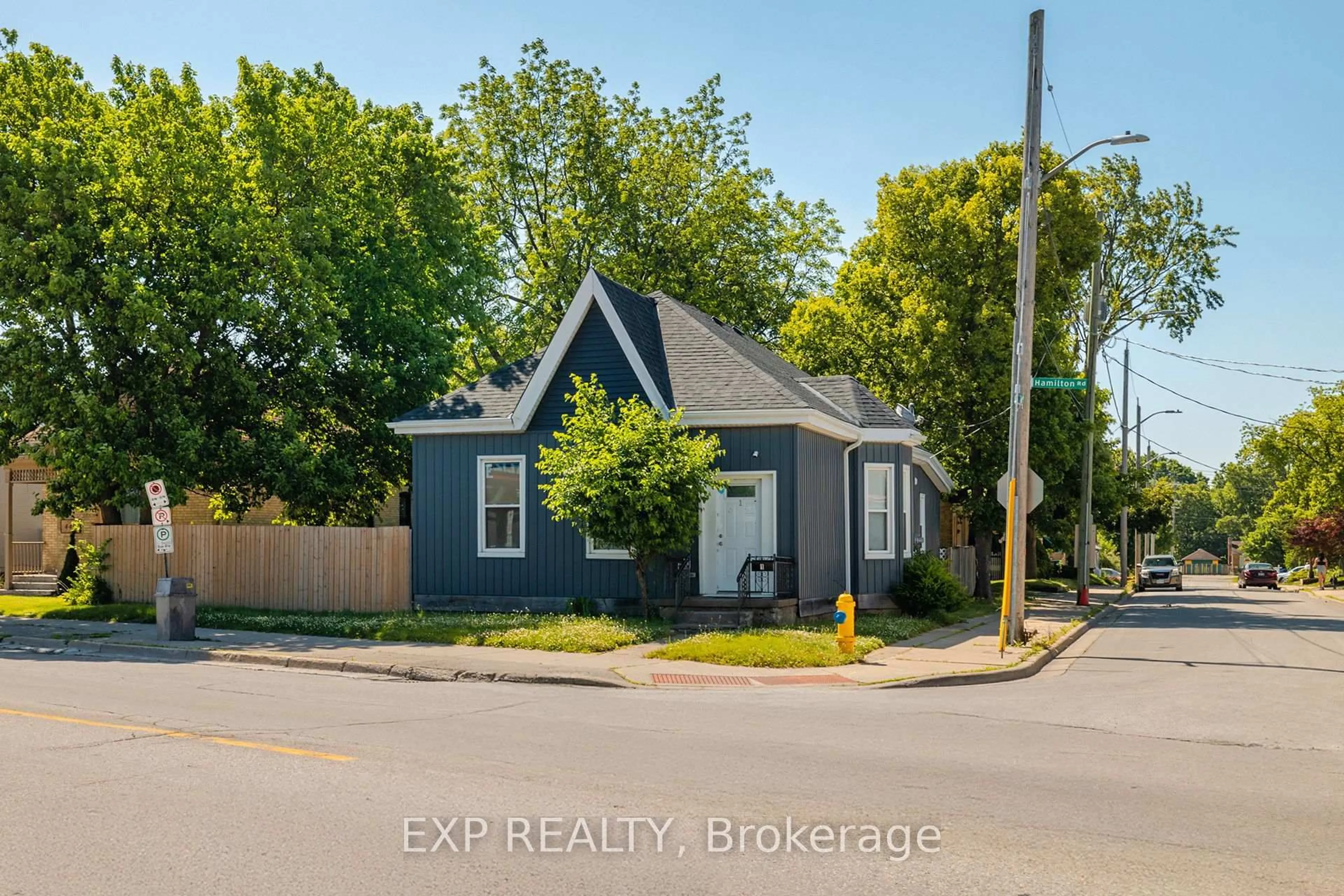 A pic from outside/outdoor area/front of a property/back of a property/a pic from drone, street for 445 Hamilton Rd, London East Ontario N5Z 1S2