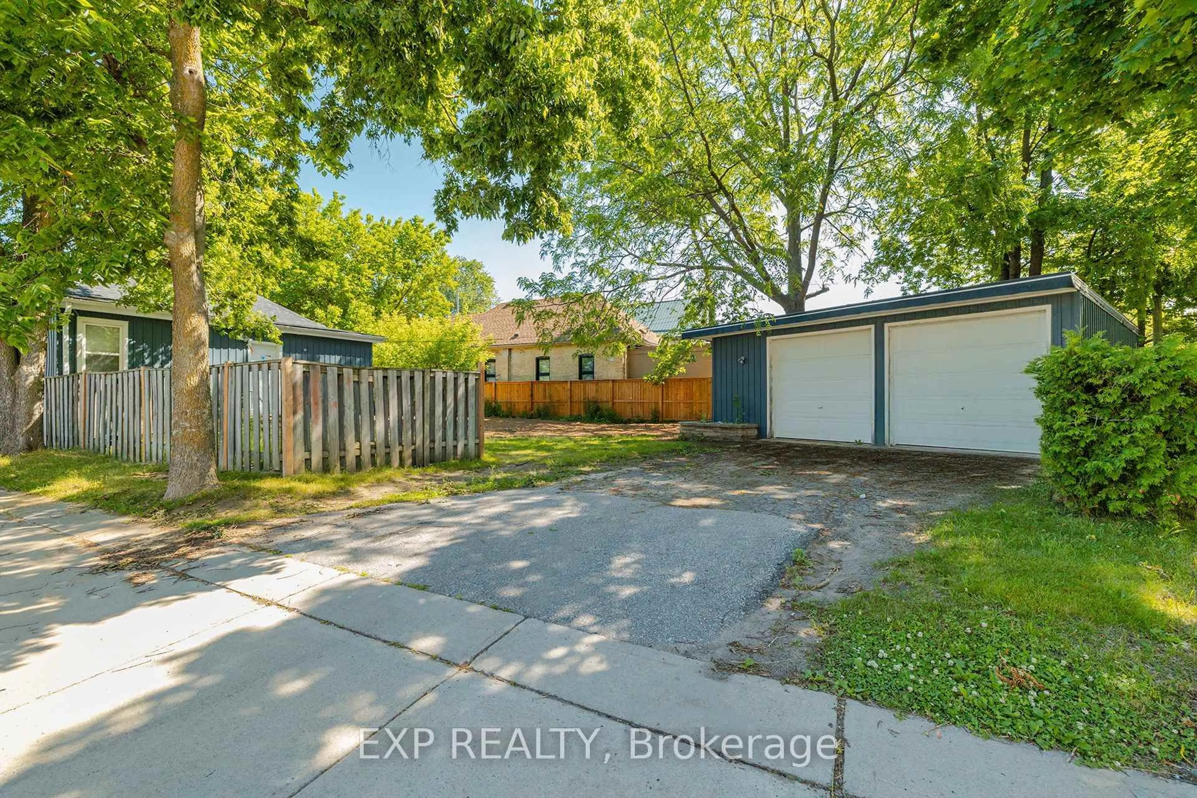 A pic from outside/outdoor area/front of a property/back of a property/a pic from drone, street for 445 Hamilton Rd, London East Ontario N5Z 1S2