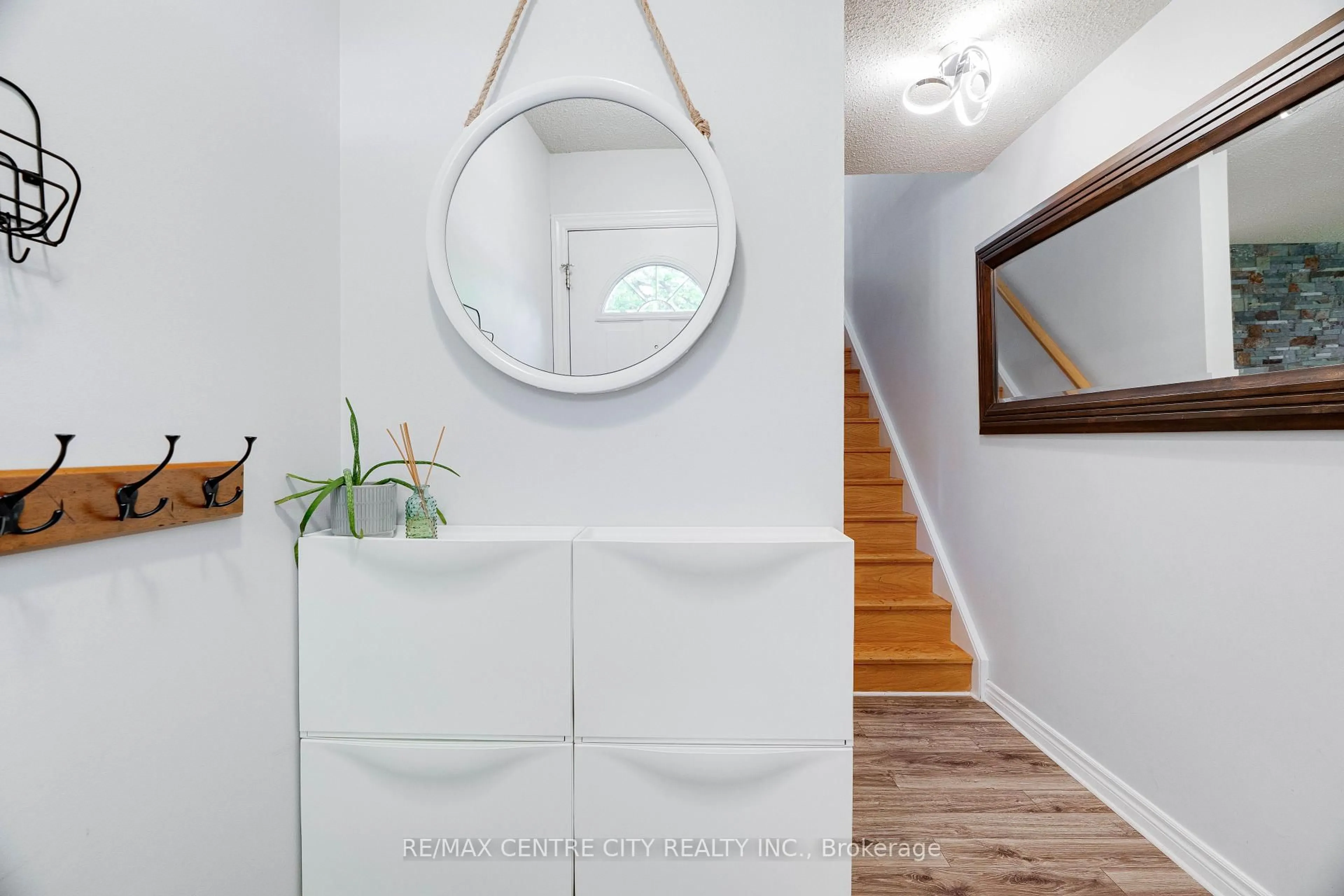Indoor entryway for 320 Homestead Crt, London North Ontario N6G 2E9