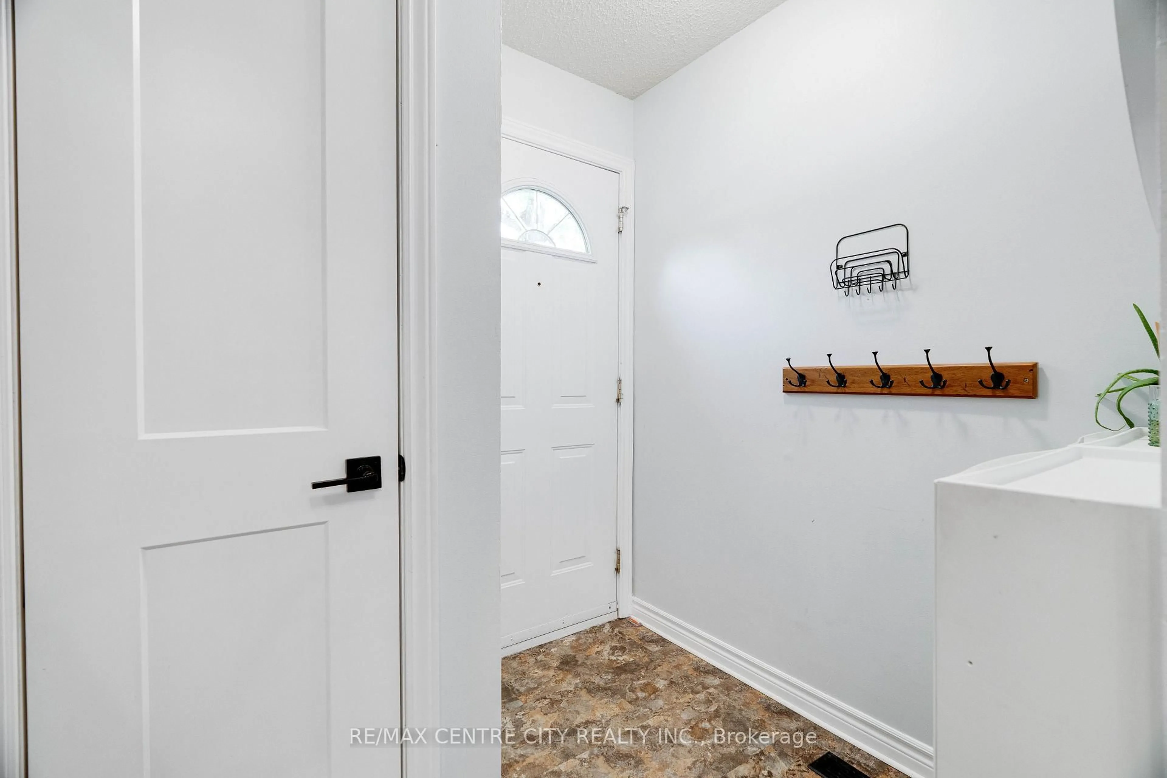 Indoor entryway for 320 Homestead Crt, London North Ontario N6G 2E9