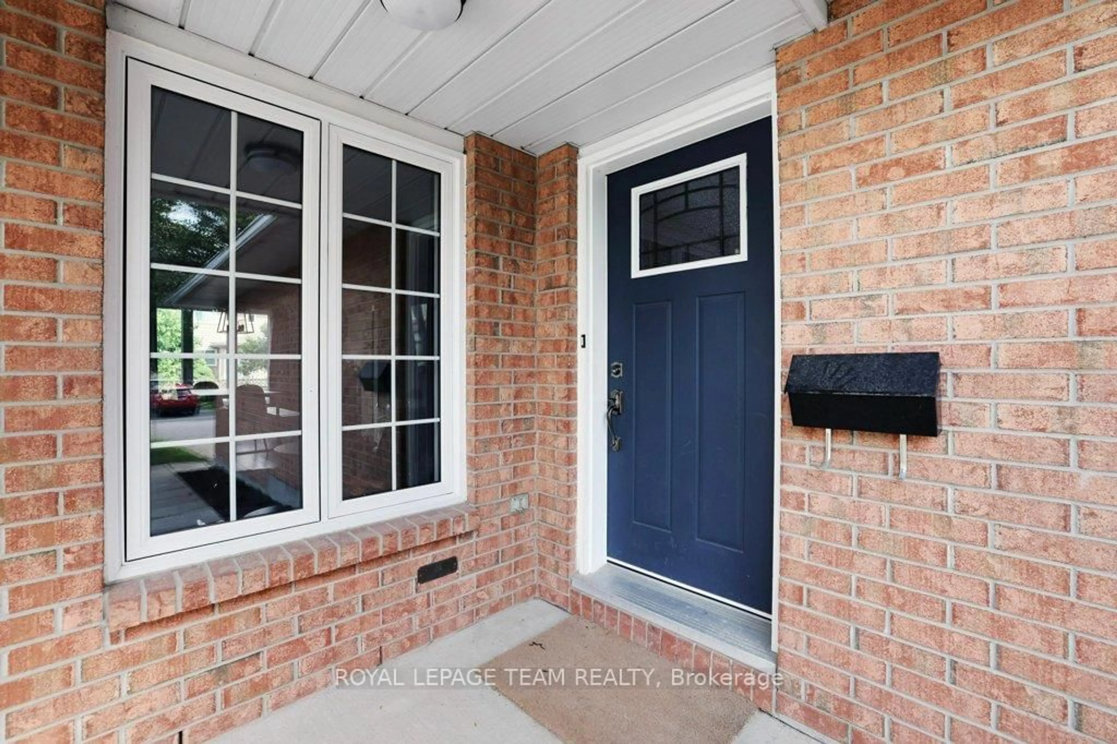 Indoor entryway for 8 Black Rivers Pl, Ottawa Ontario K2M 2E2