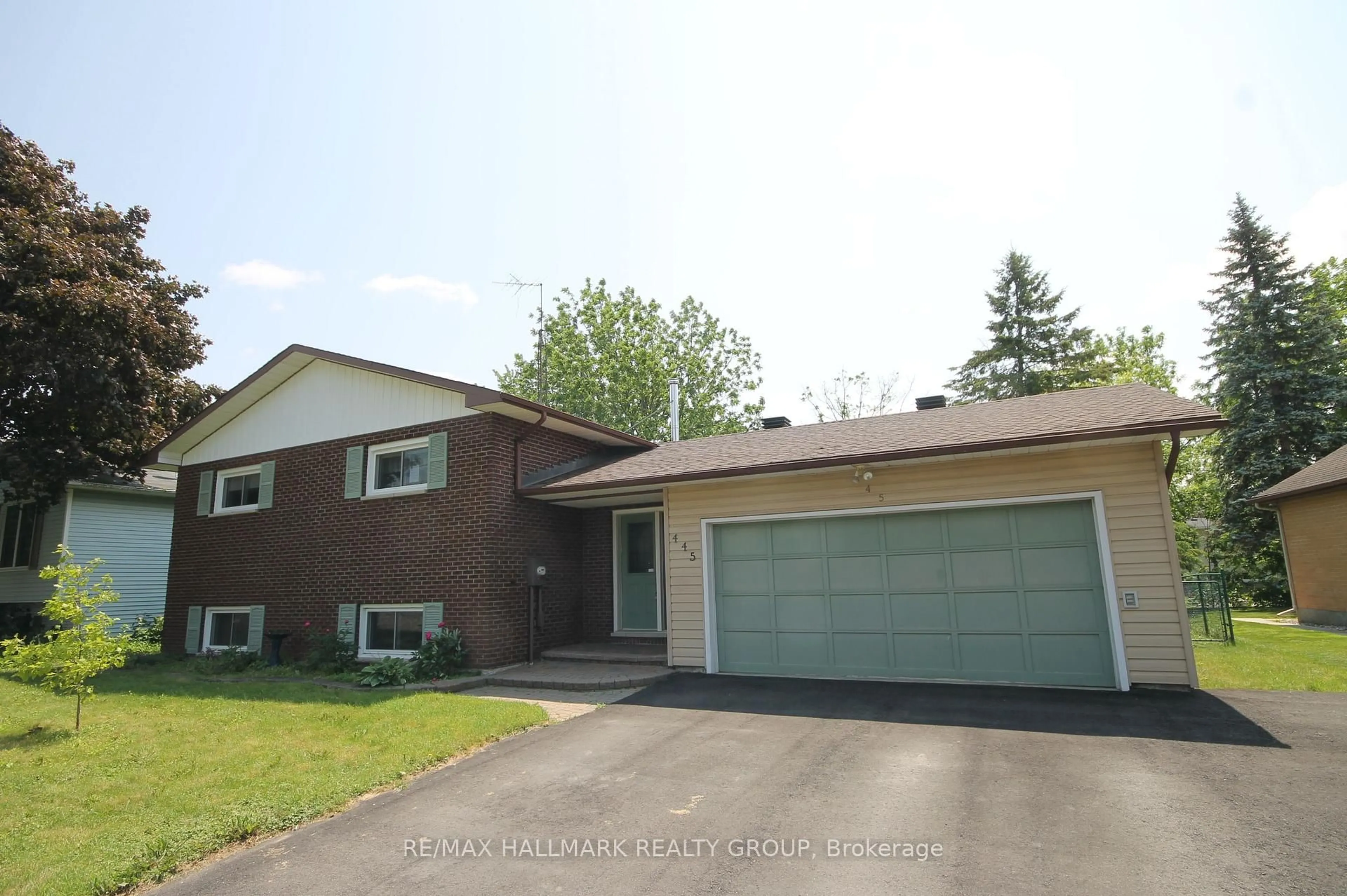 Home with vinyl exterior material, street for 445 Victoria St, North Dundas Ontario K0C 2K0