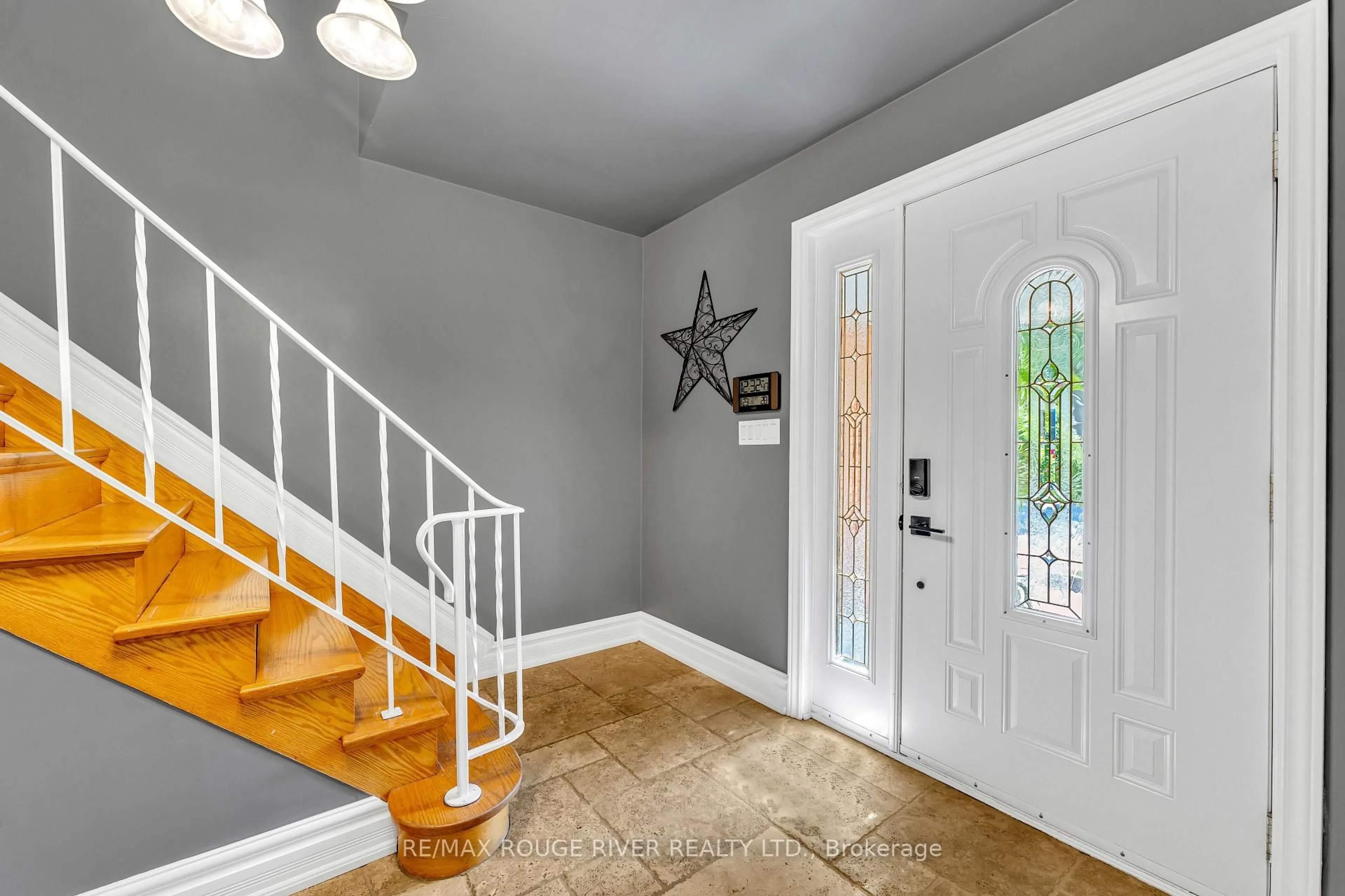 Indoor entryway for 24 Durham St, Port Hope Ontario L1A 1G7