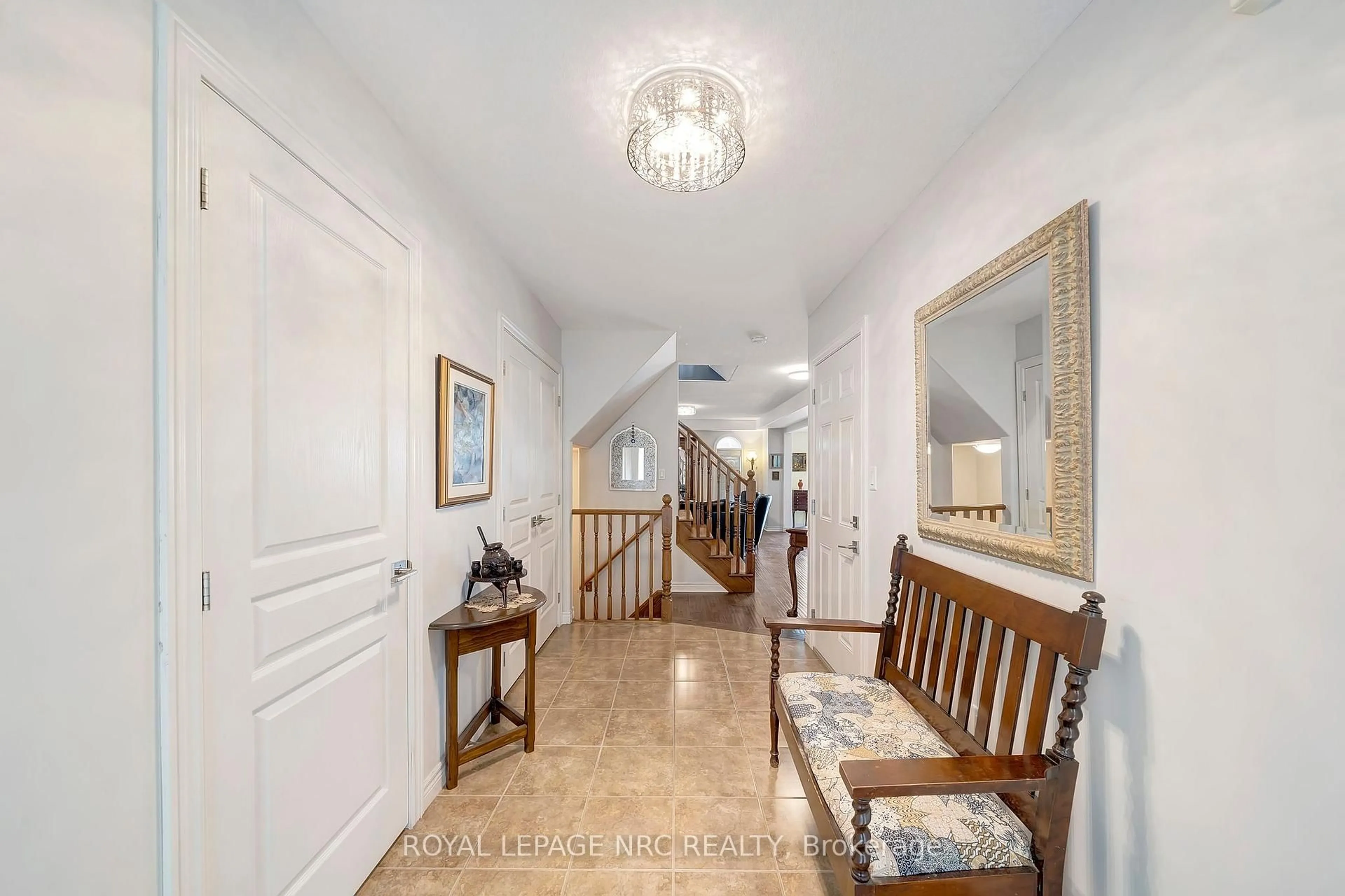 Indoor foyer for 4471 Garden Gate Terr, Lincoln Ontario L3J 1M1