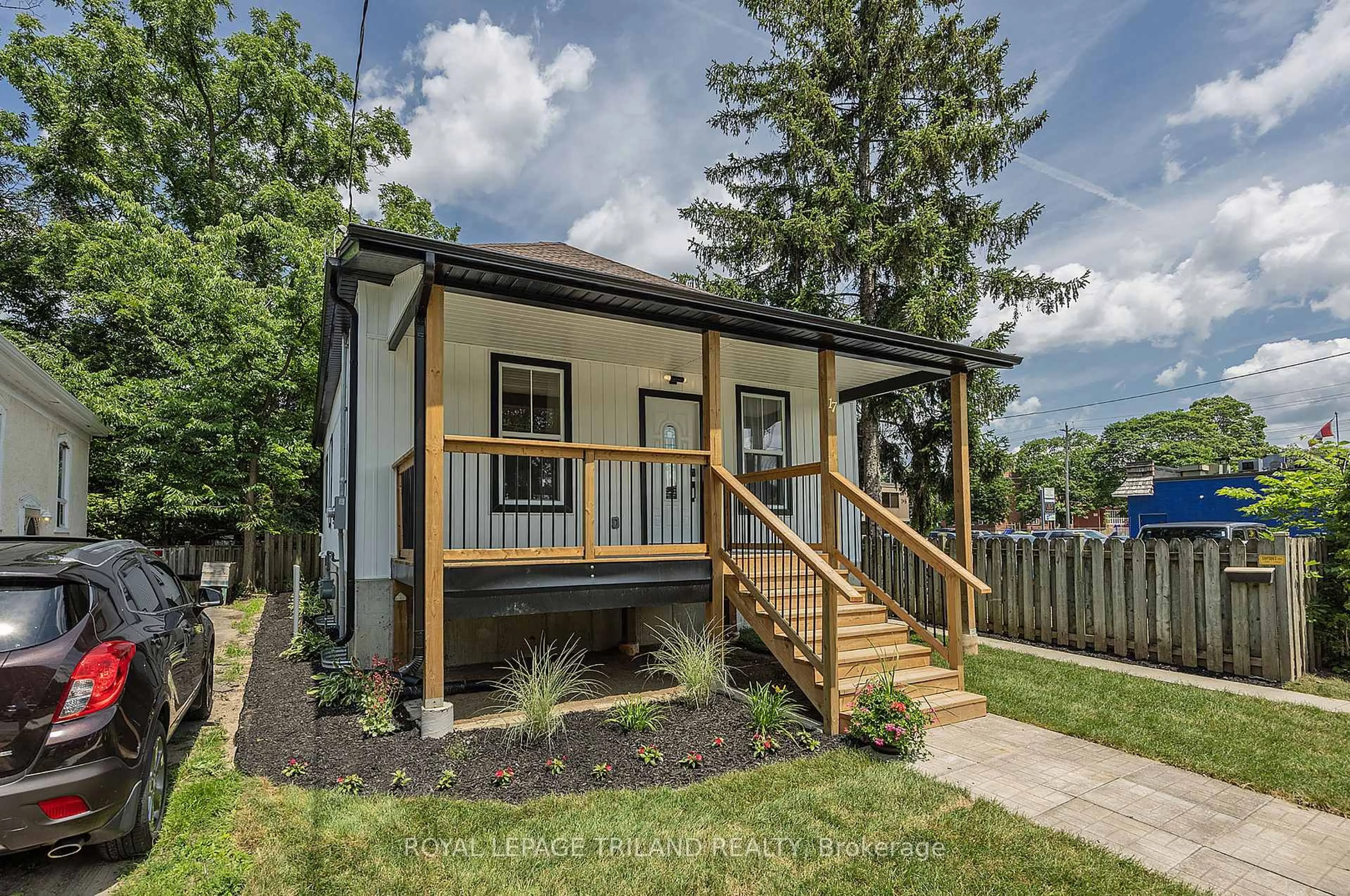 Home with vinyl exterior material, street for 17 Cove Rd, London South Ontario N6J 1H7