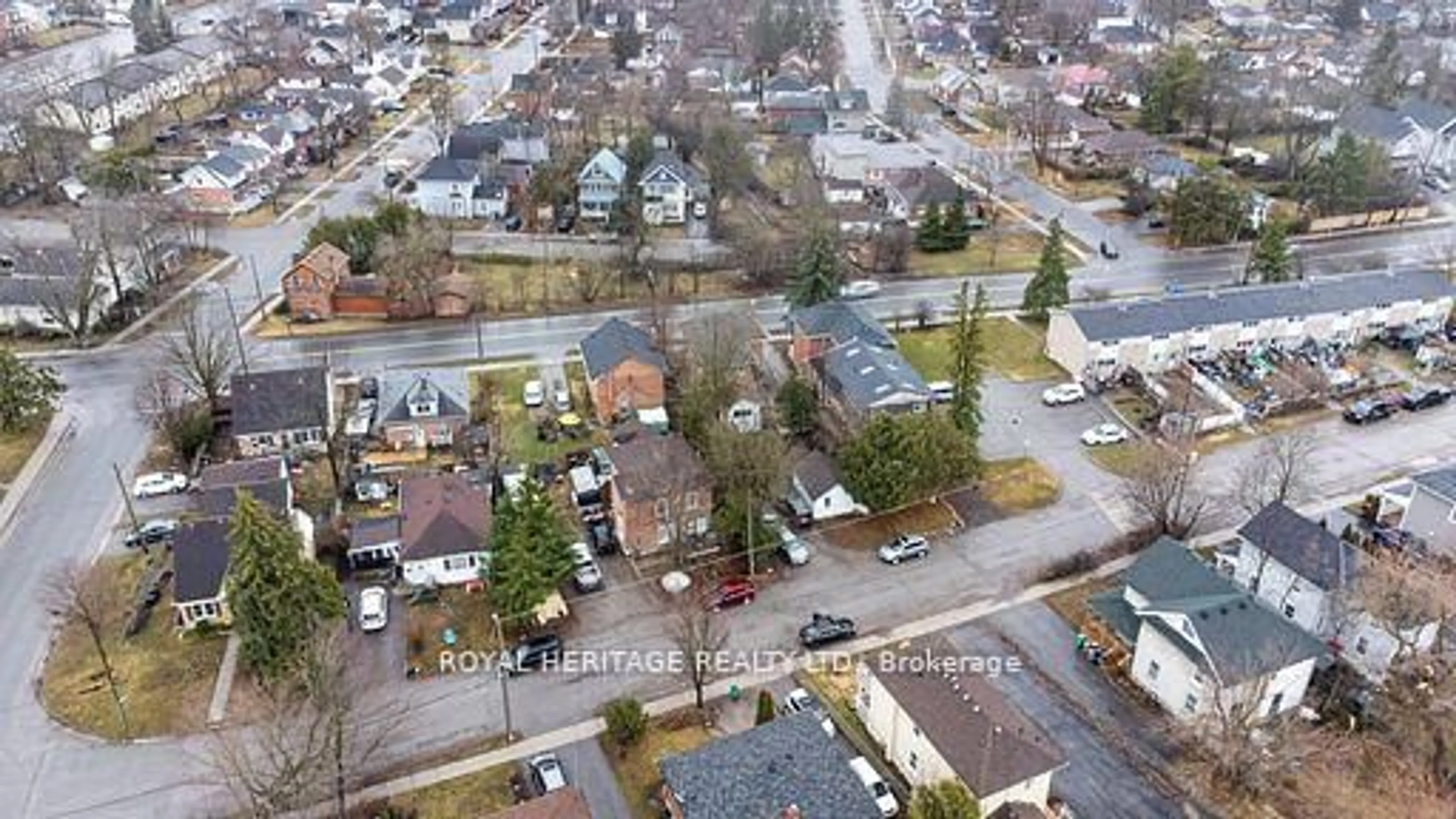 A pic from outside/outdoor area/front of a property/back of a property/a pic from drone, street for 364 Parkhill Rd, Peterborough North Ontario K9H 3J1