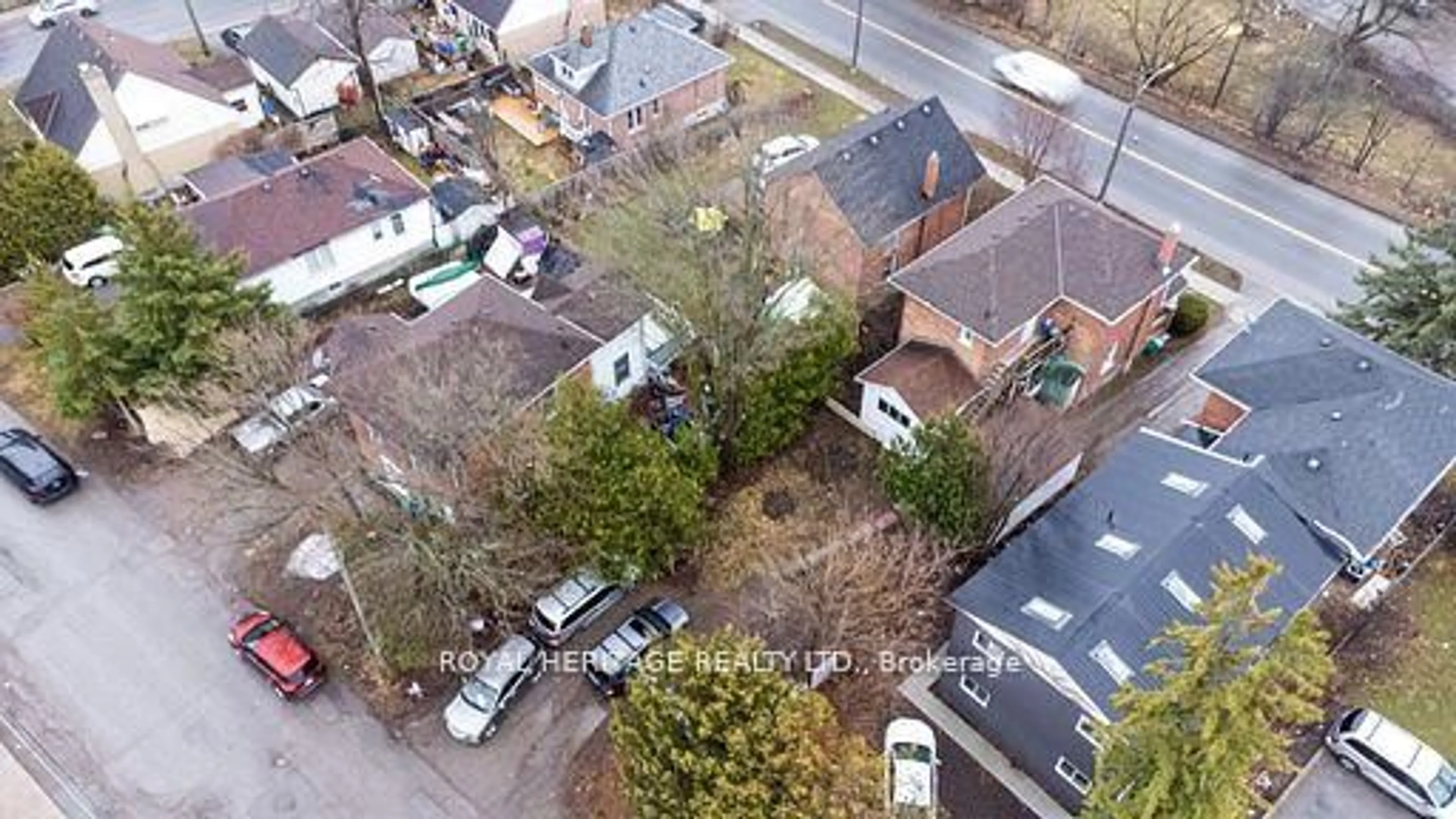A pic from outside/outdoor area/front of a property/back of a property/a pic from drone, street for 364 Parkhill Rd, Peterborough North Ontario K9H 3J1
