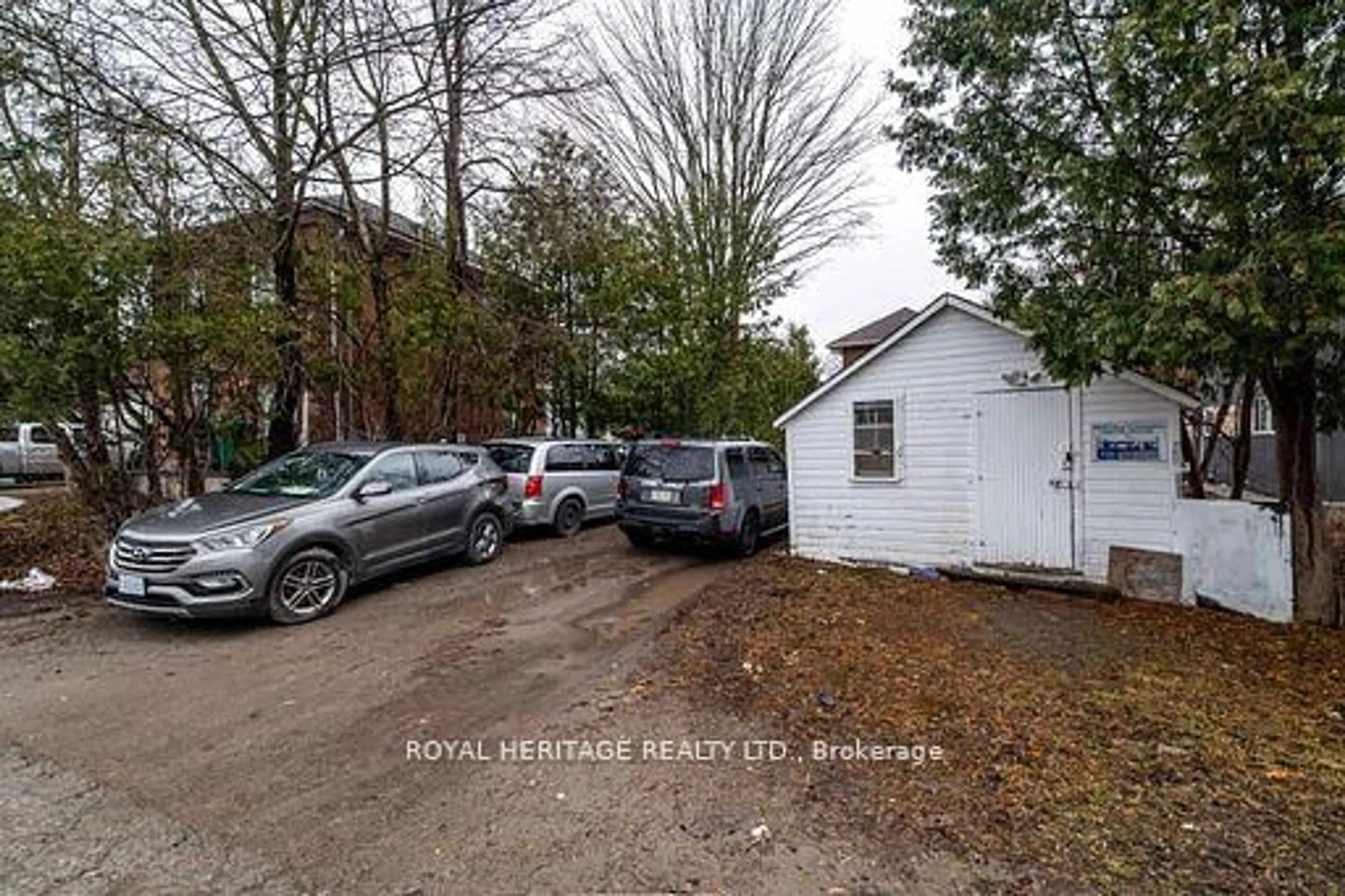 A pic from outside/outdoor area/front of a property/back of a property/a pic from drone, street for 364 Parkhill Rd, Peterborough North Ontario K9H 3J1