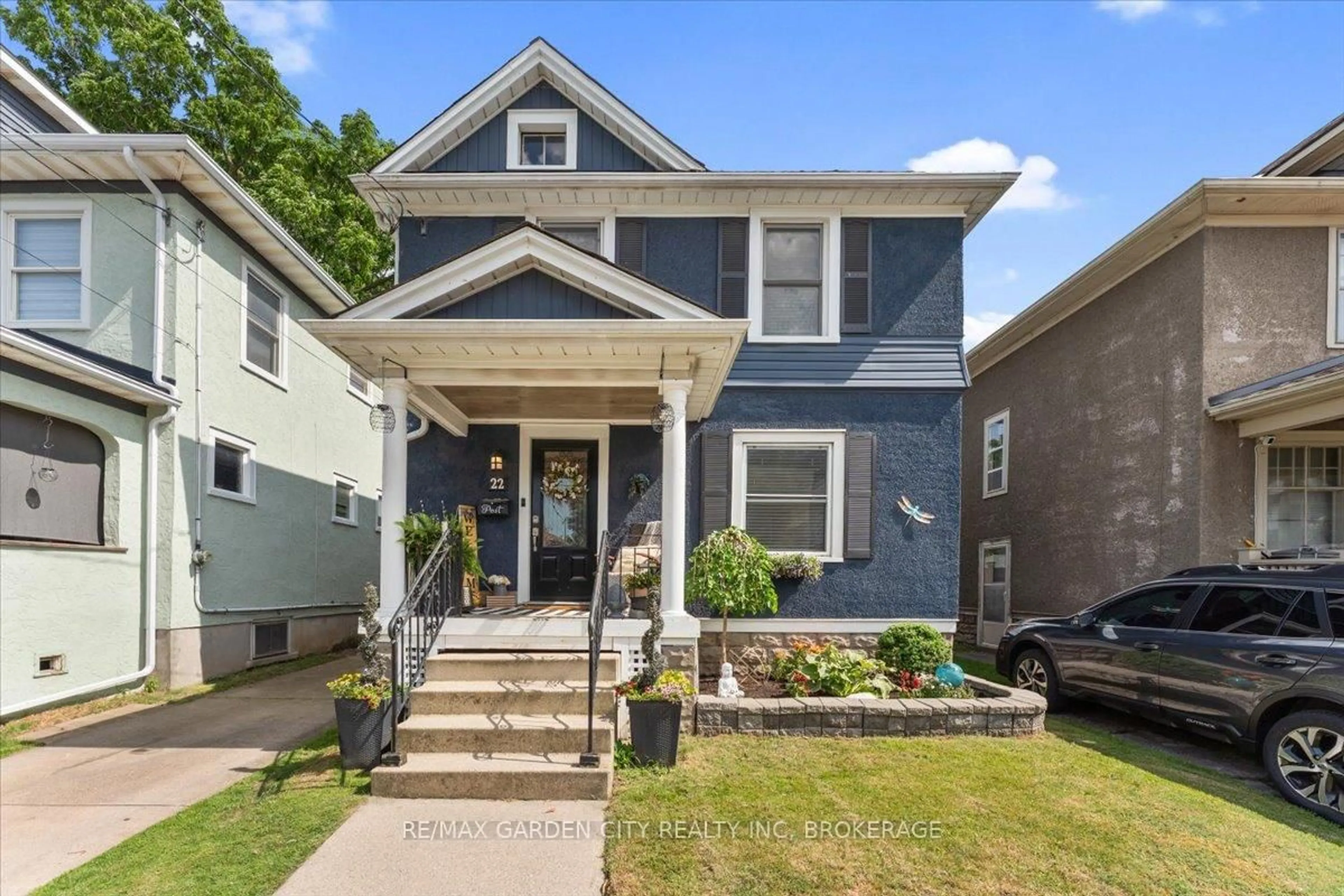Home with vinyl exterior material, street for 22 Chaplin Ave, St. Catharines Ontario L2R 2E6