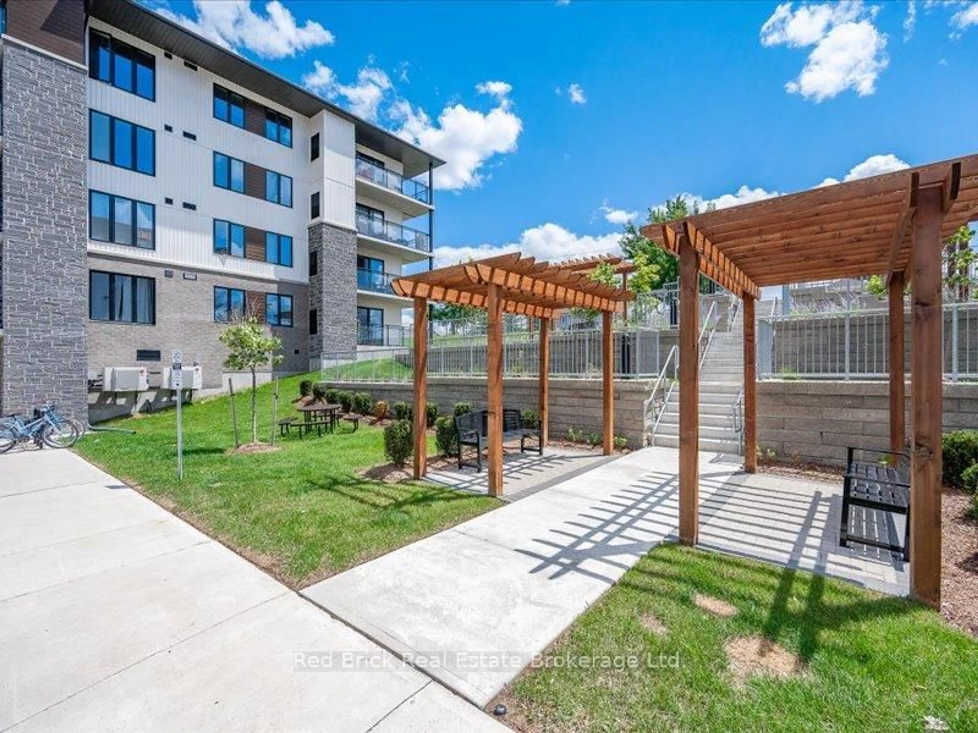 Patio, street for 104 Summit Ridge Dr #003, Guelph Ontario N1E 0R5