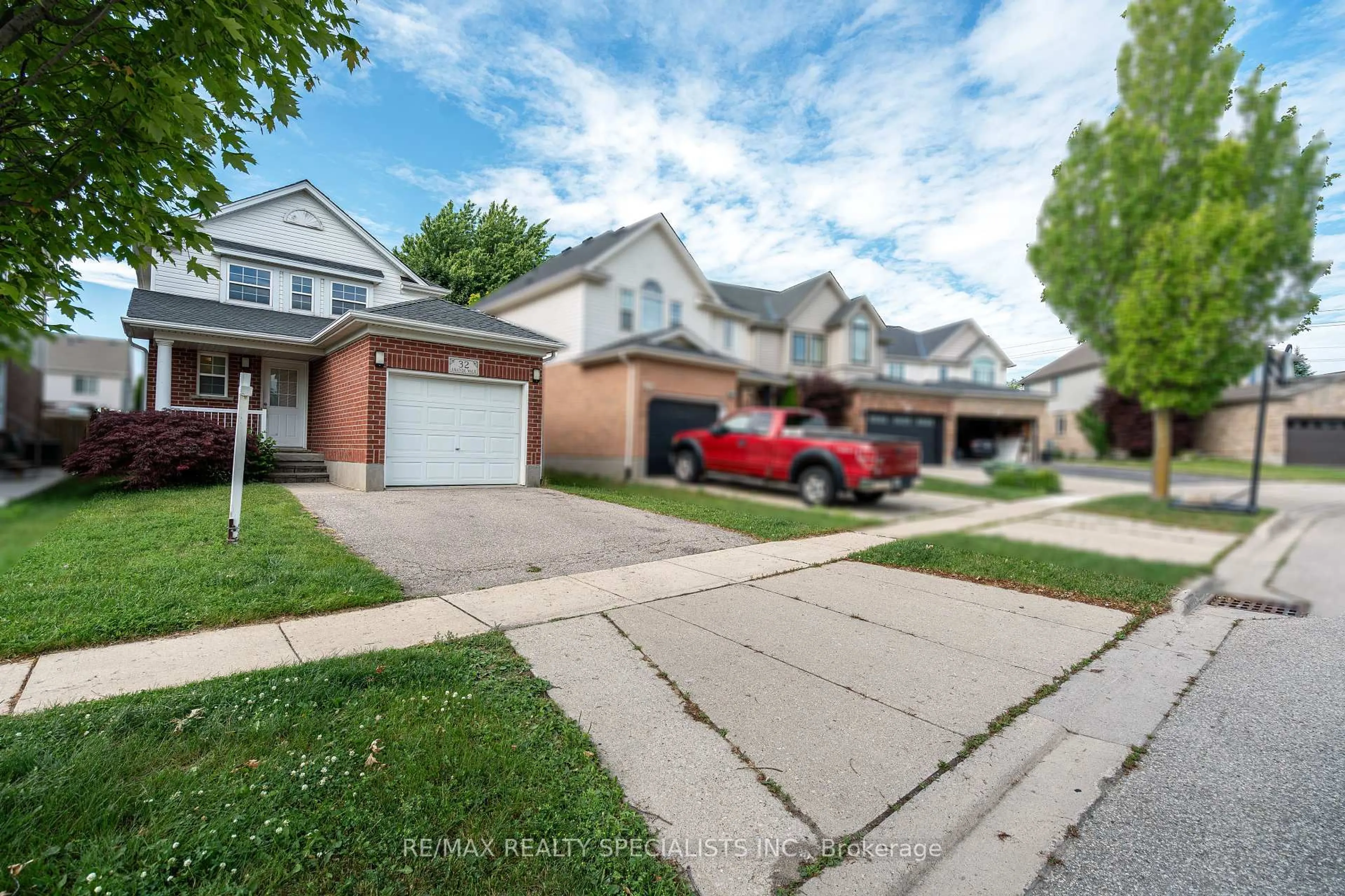 A pic from outside/outdoor area/front of a property/back of a property/a pic from drone, street for 32 Amanda Walk, Cambridge Ontario N3C 4K8