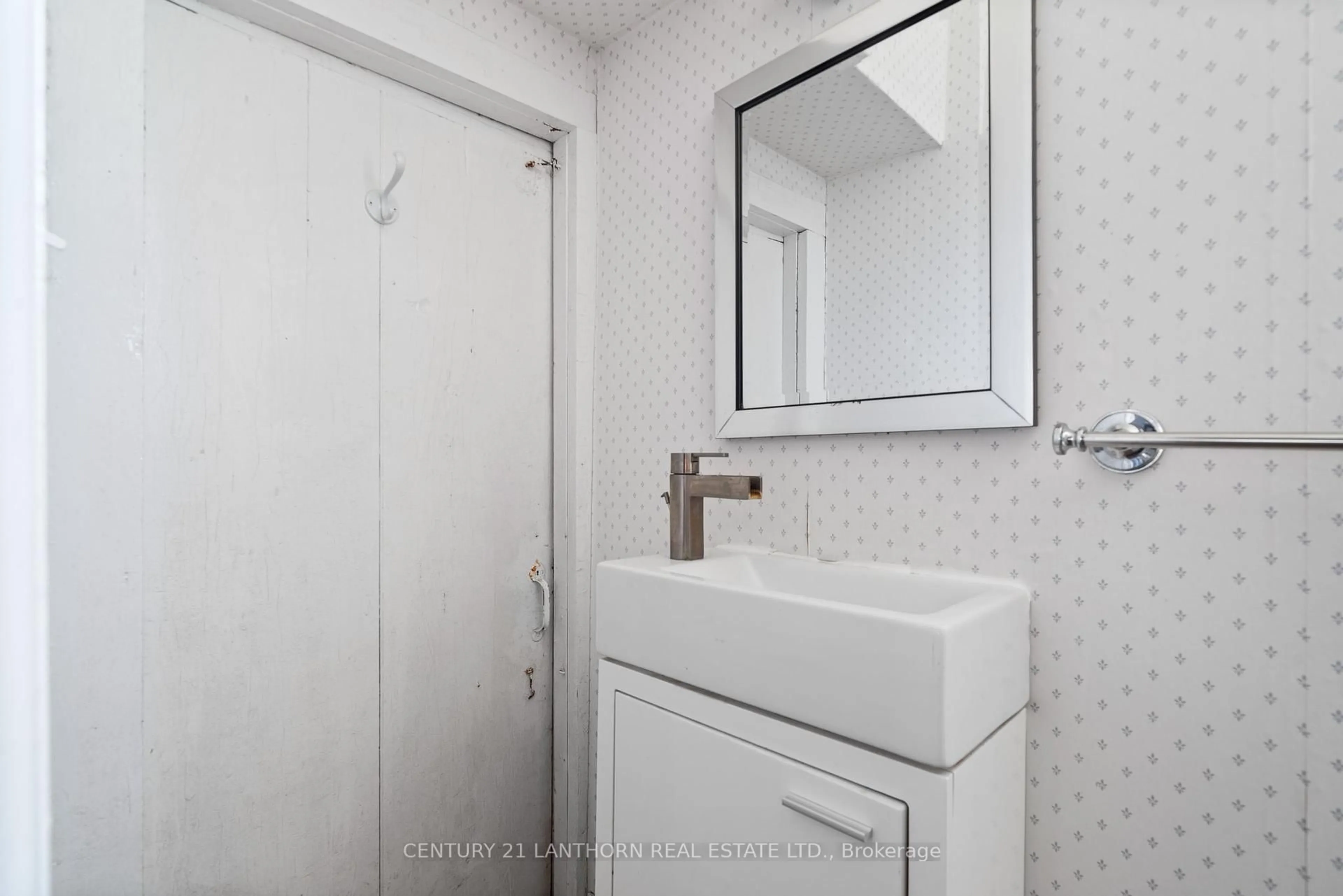 Standard bathroom, ceramic/tile floor for 129 Cressy Lakeside Rd, Prince Edward County Ontario K0K 2T0