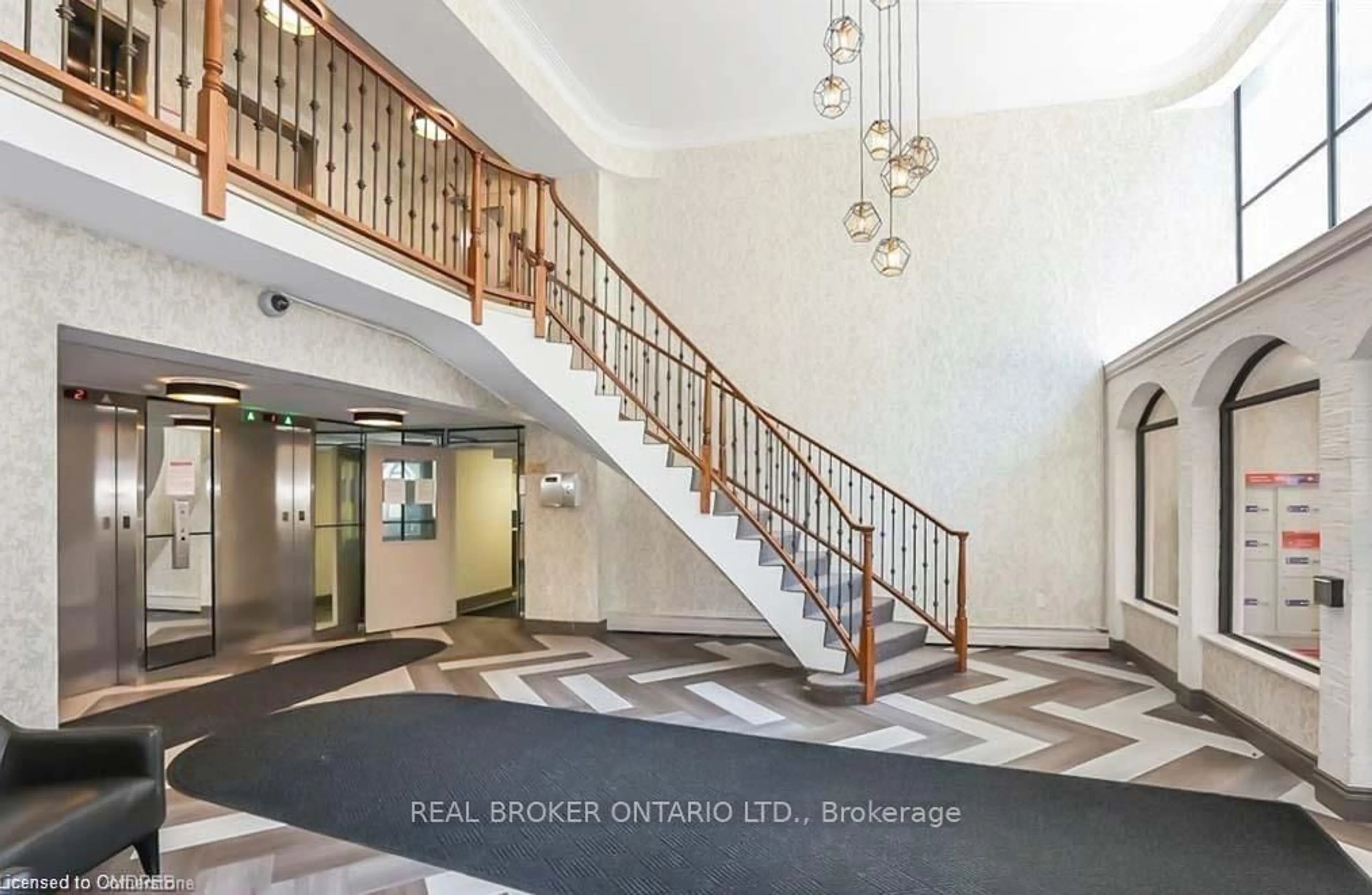 Indoor foyer for 359 Geneva St #810, St. Catharines Ontario L2N 2G5