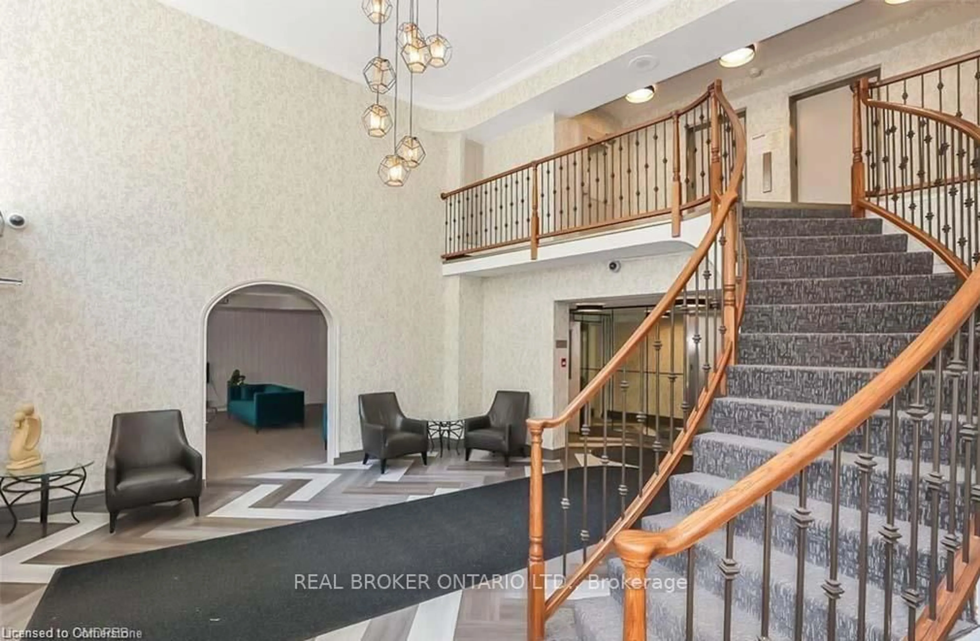 Indoor foyer for 359 Geneva St #810, St. Catharines Ontario L2N 2G5