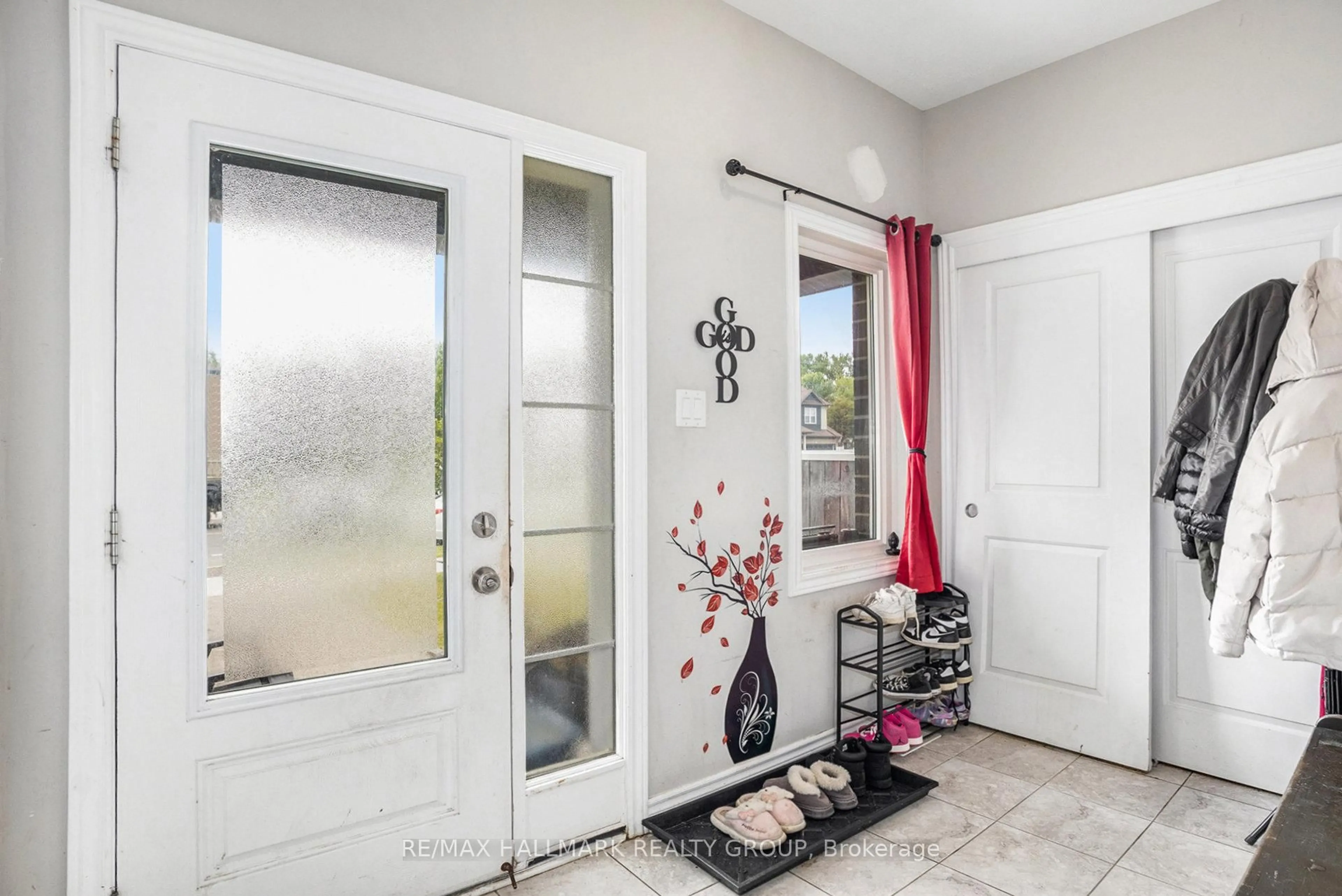 Indoor entryway for 6349 Renaud Rd, Ottawa Ontario K1W 0J4