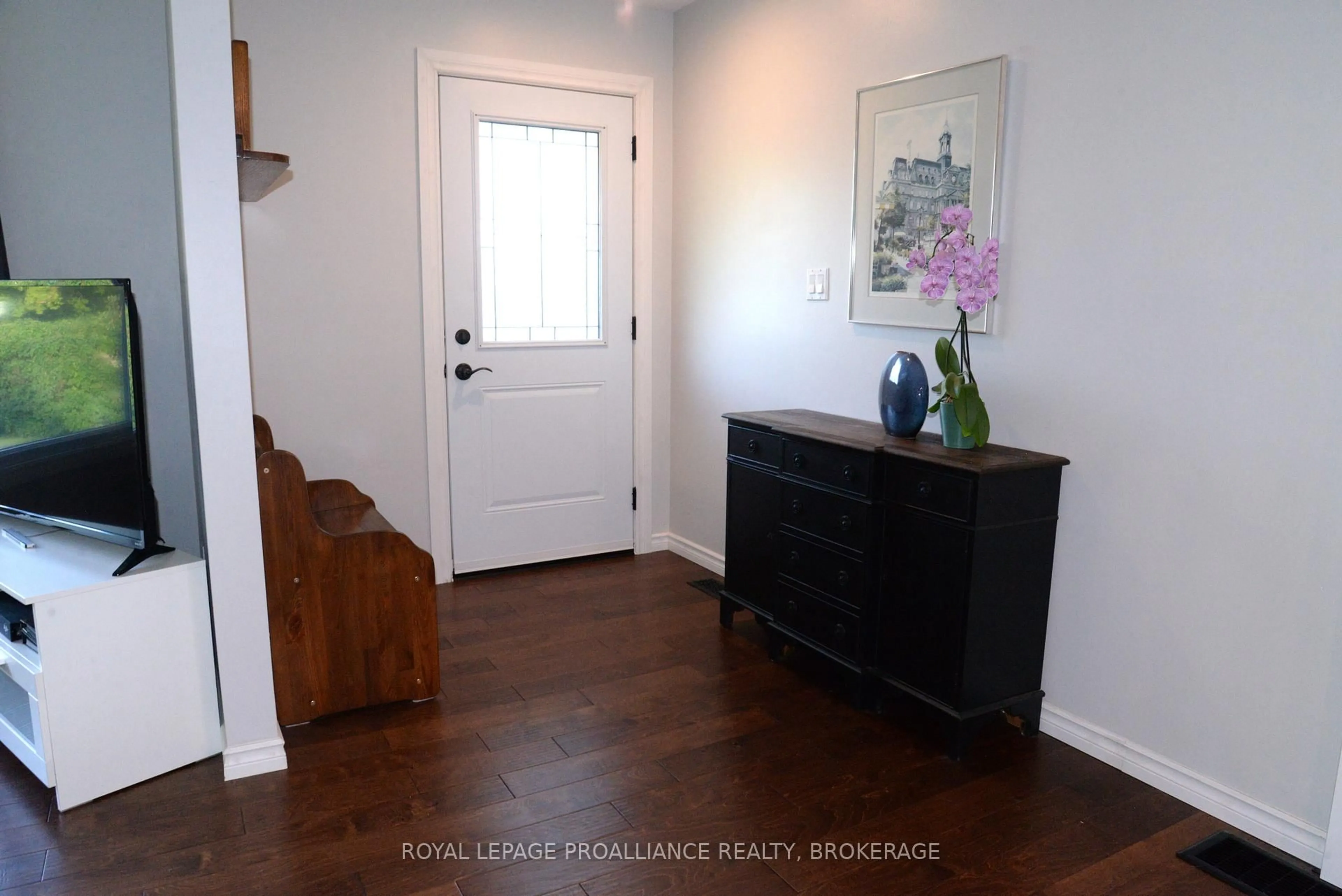 Indoor entryway for 3646 Brewers Mills Rd, Seeley's Bay Ontario K0H 2N0