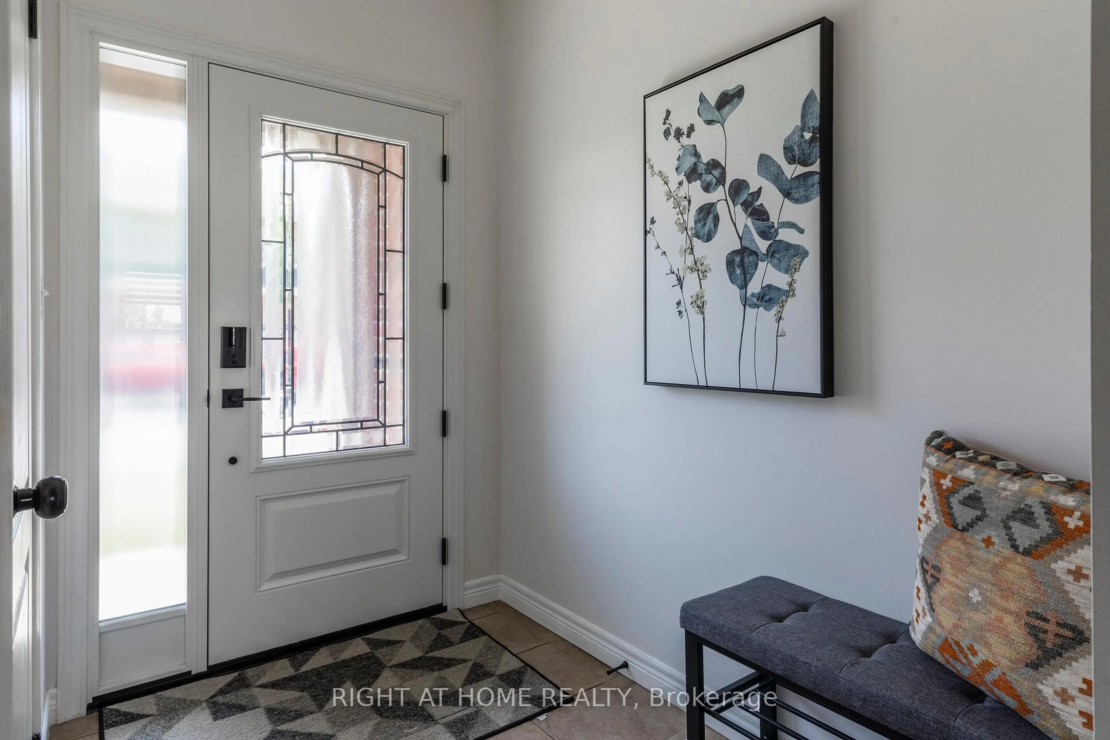 Indoor entryway for 56 Marina Point Cres, Hamilton Ontario L8E 0E4