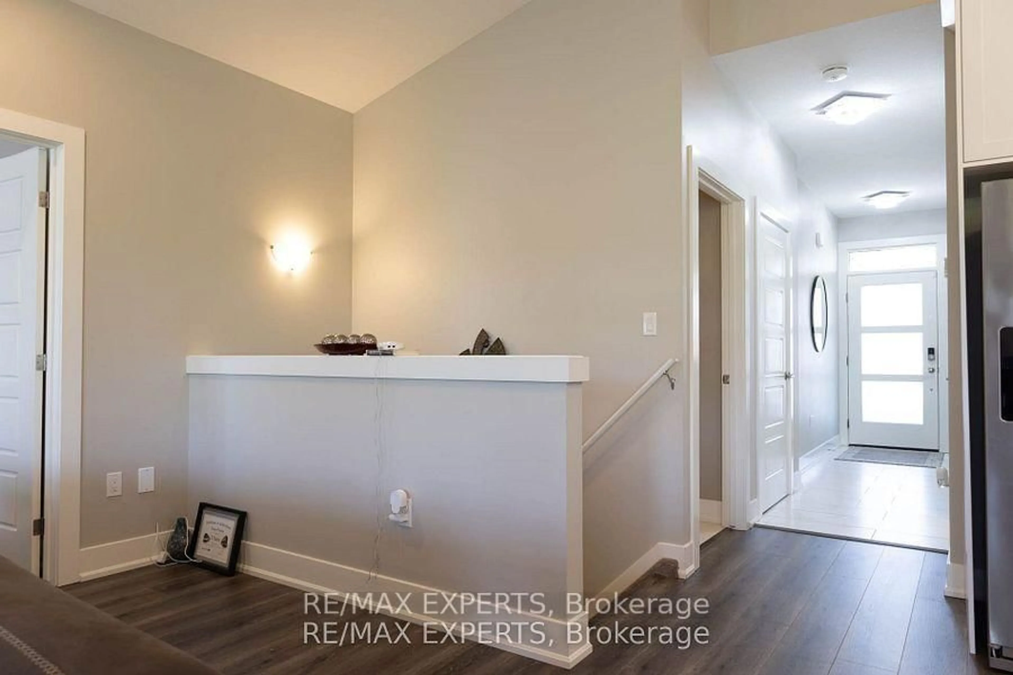 Indoor entryway for 10 MCPHERSON Crt #21, Central Elgin Ontario N5R 0L8