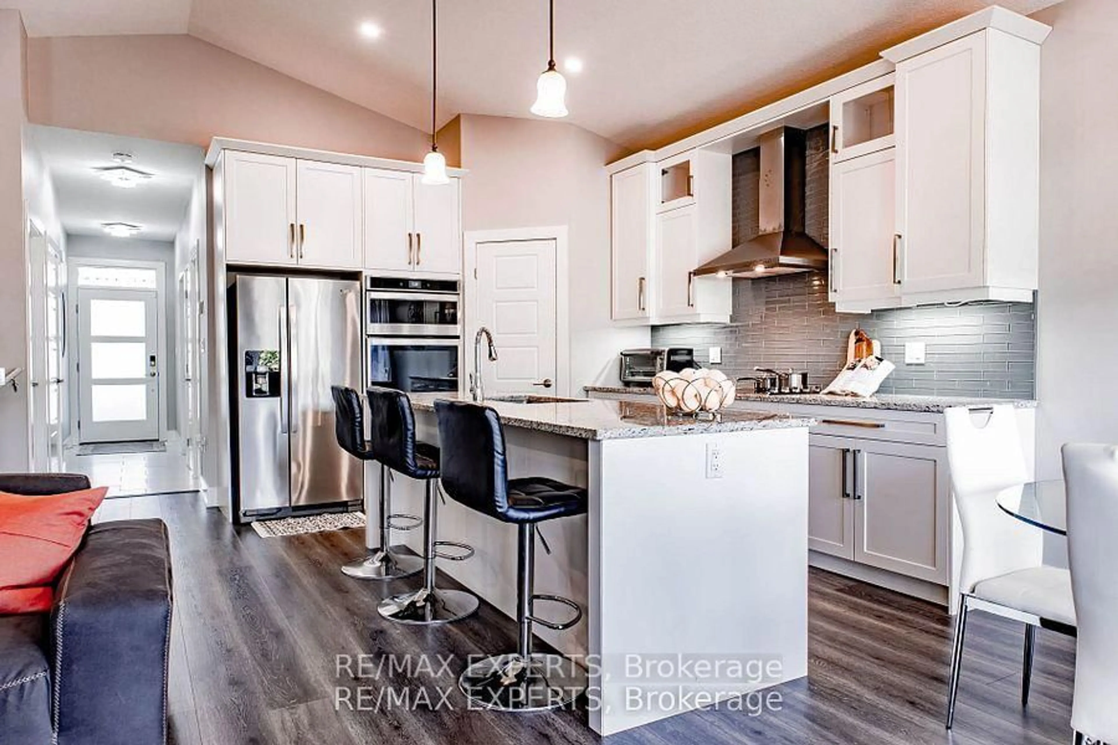 Contemporary kitchen, wood/laminate floor for 10 MCPHERSON Crt #21, Central Elgin Ontario N5R 0L8